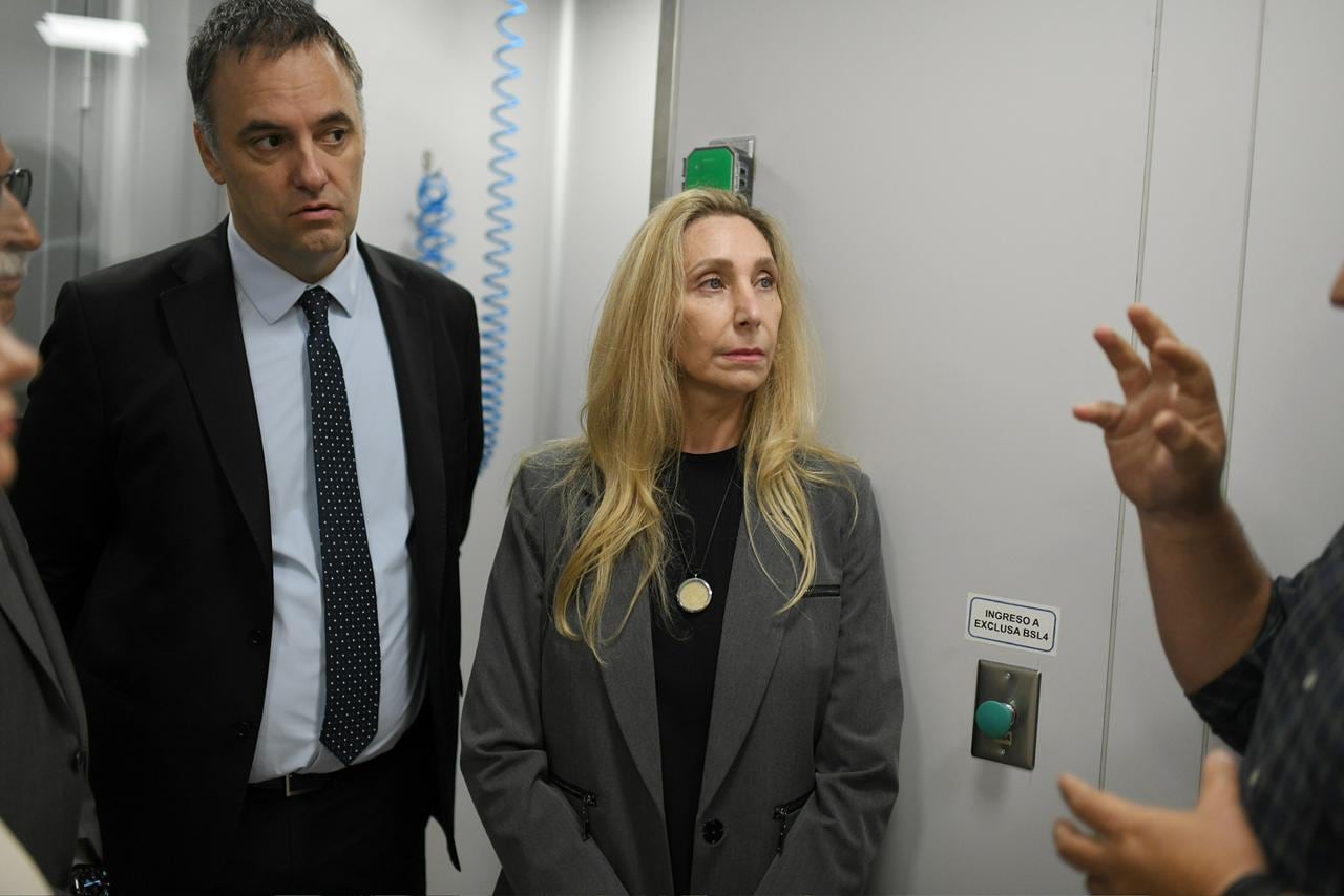 Manuel Adorni y Karina Milei, en el instituto Malbrán.