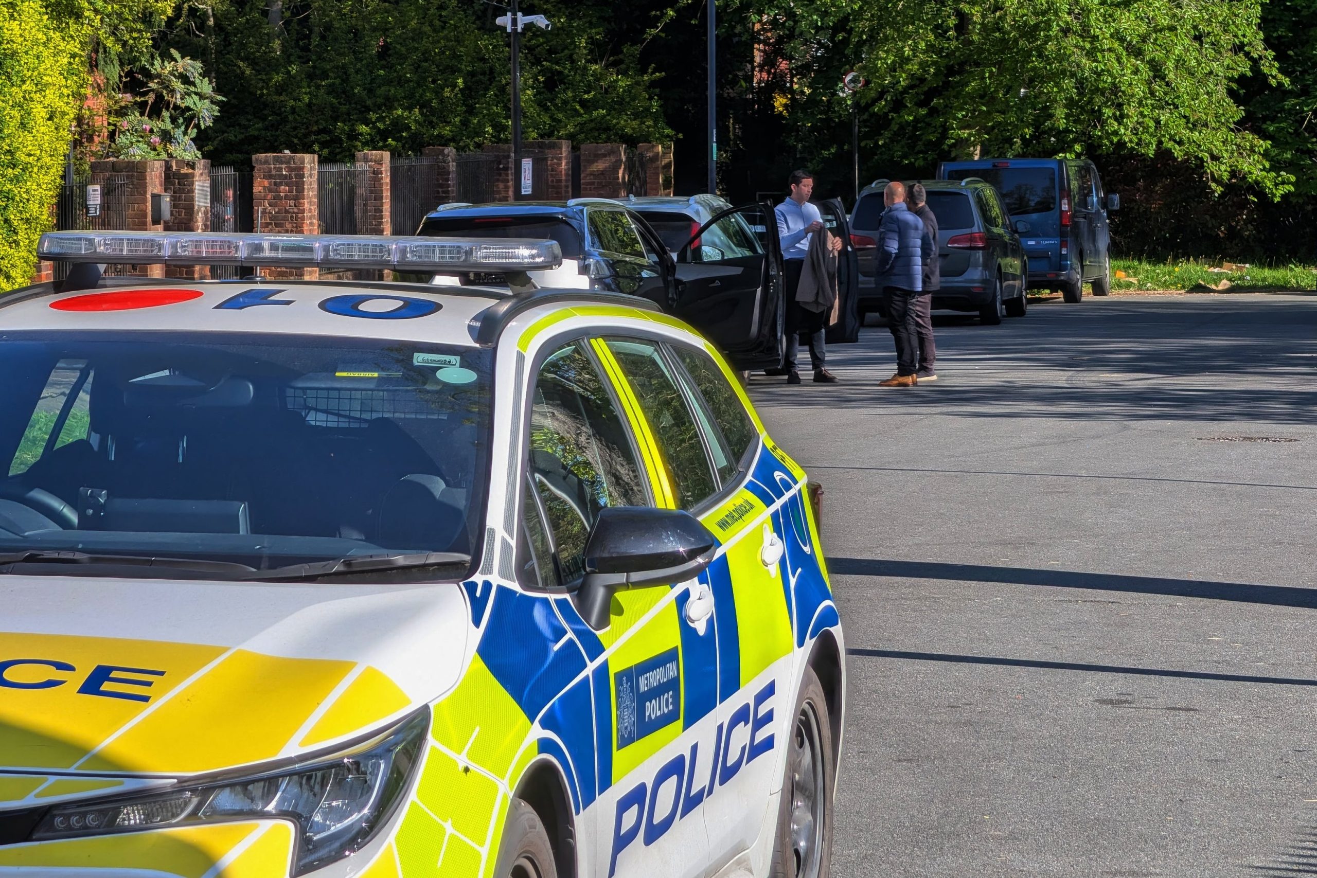Policías patrullan en una zona acordonada cerca de la sinagoga Kenton United en Harrow, un suburbio de Londres, el domingo 19 de abril de 2026. (Jamie Lashmar/PA via AP)