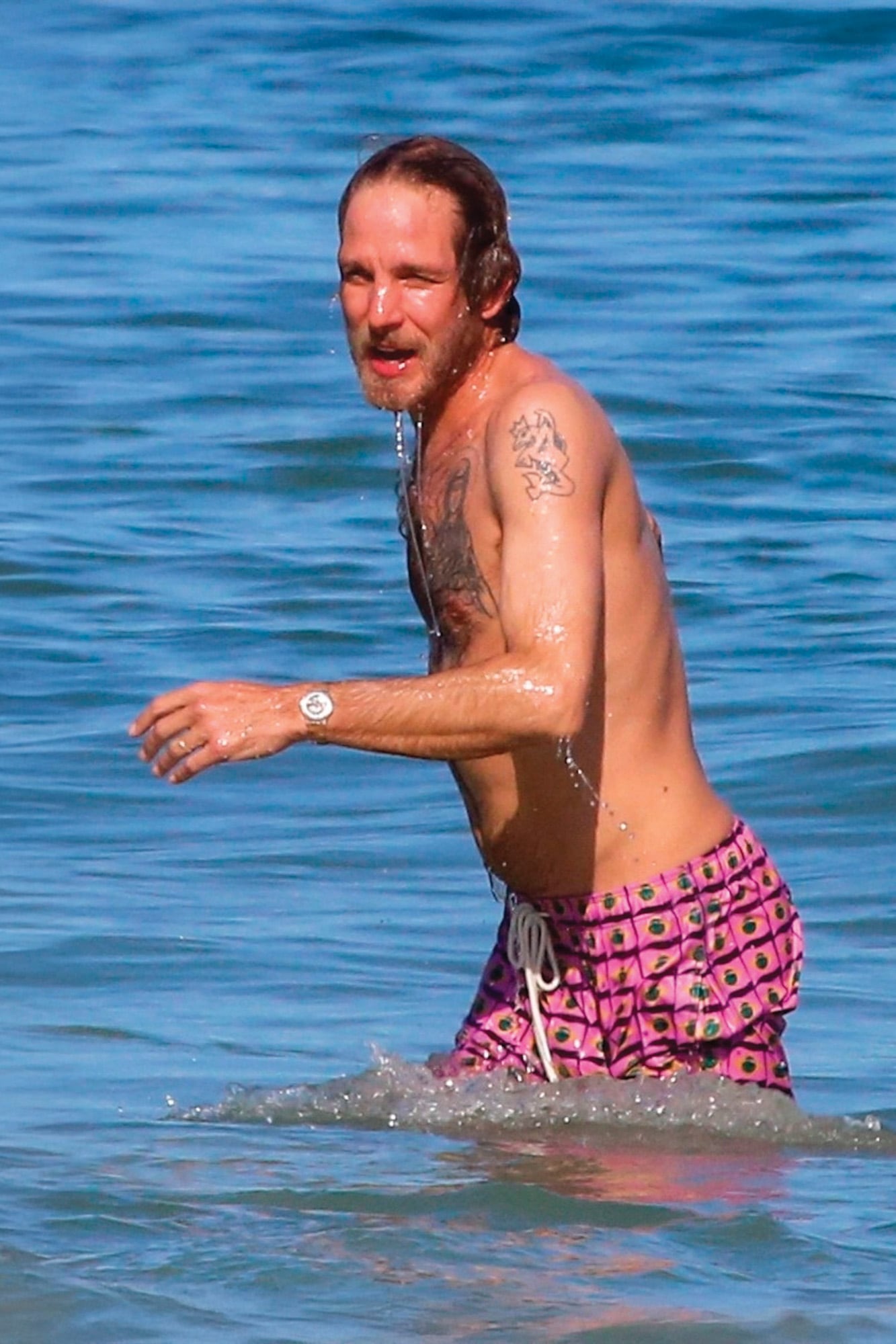 Andrea, que lleva tatuada en el pecho a la Virgen de Santa Devota, patrona de Mónaco, también nadó en el mar 