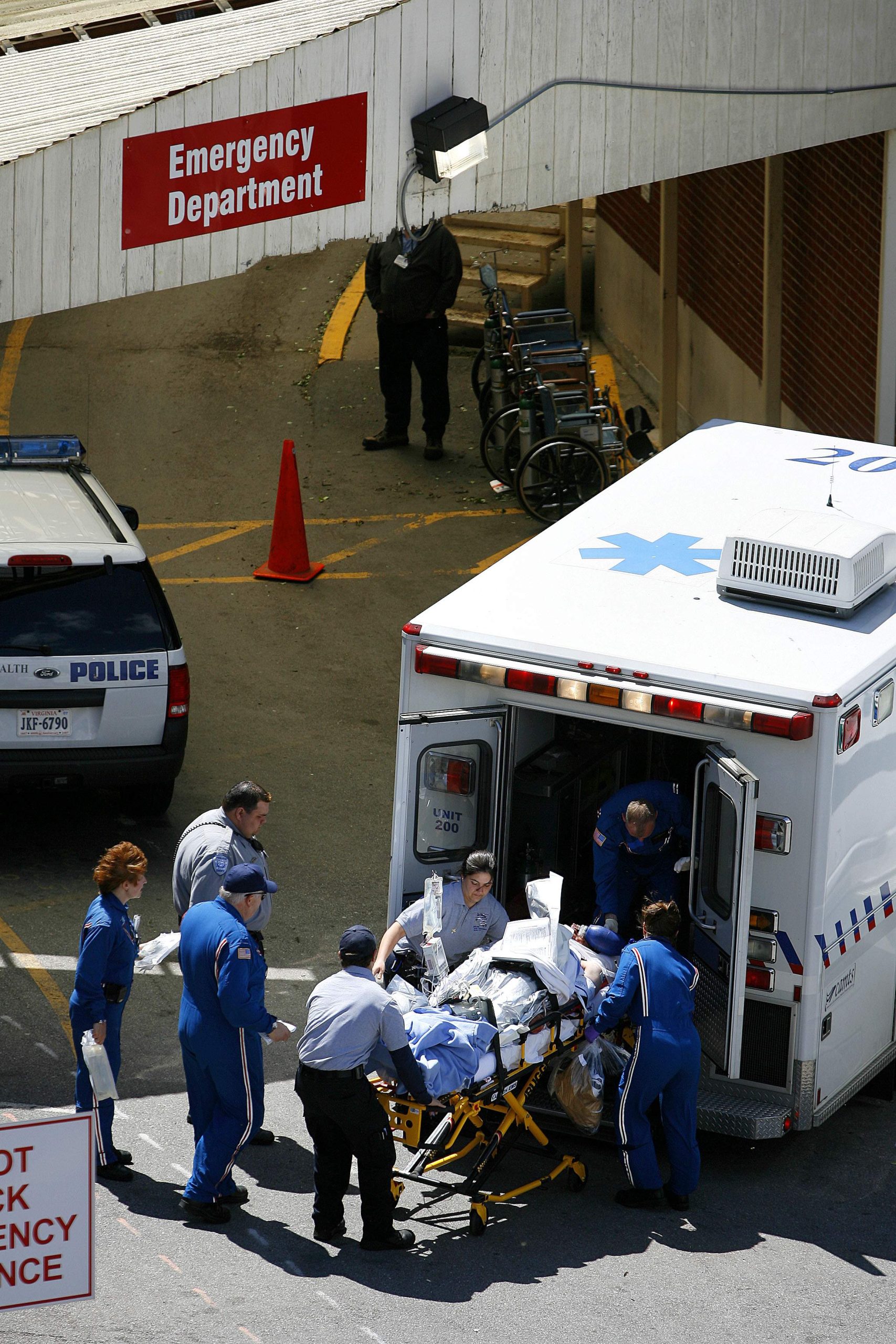 Así trasladaron a una de las víctimas de la masacre de Virginia Tech. (Foto: AP)