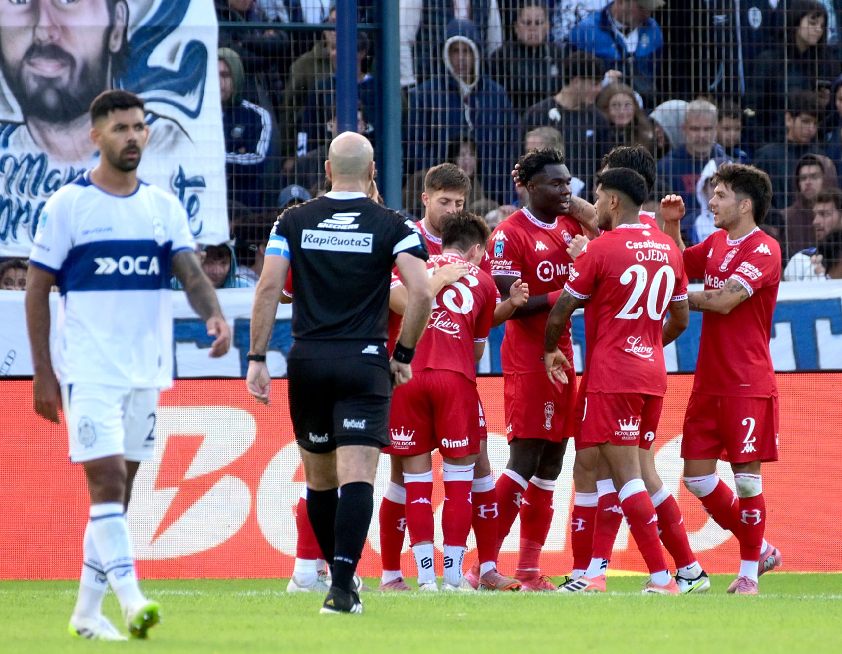 Todos abrazan a Caicedo, autor del 3-0 