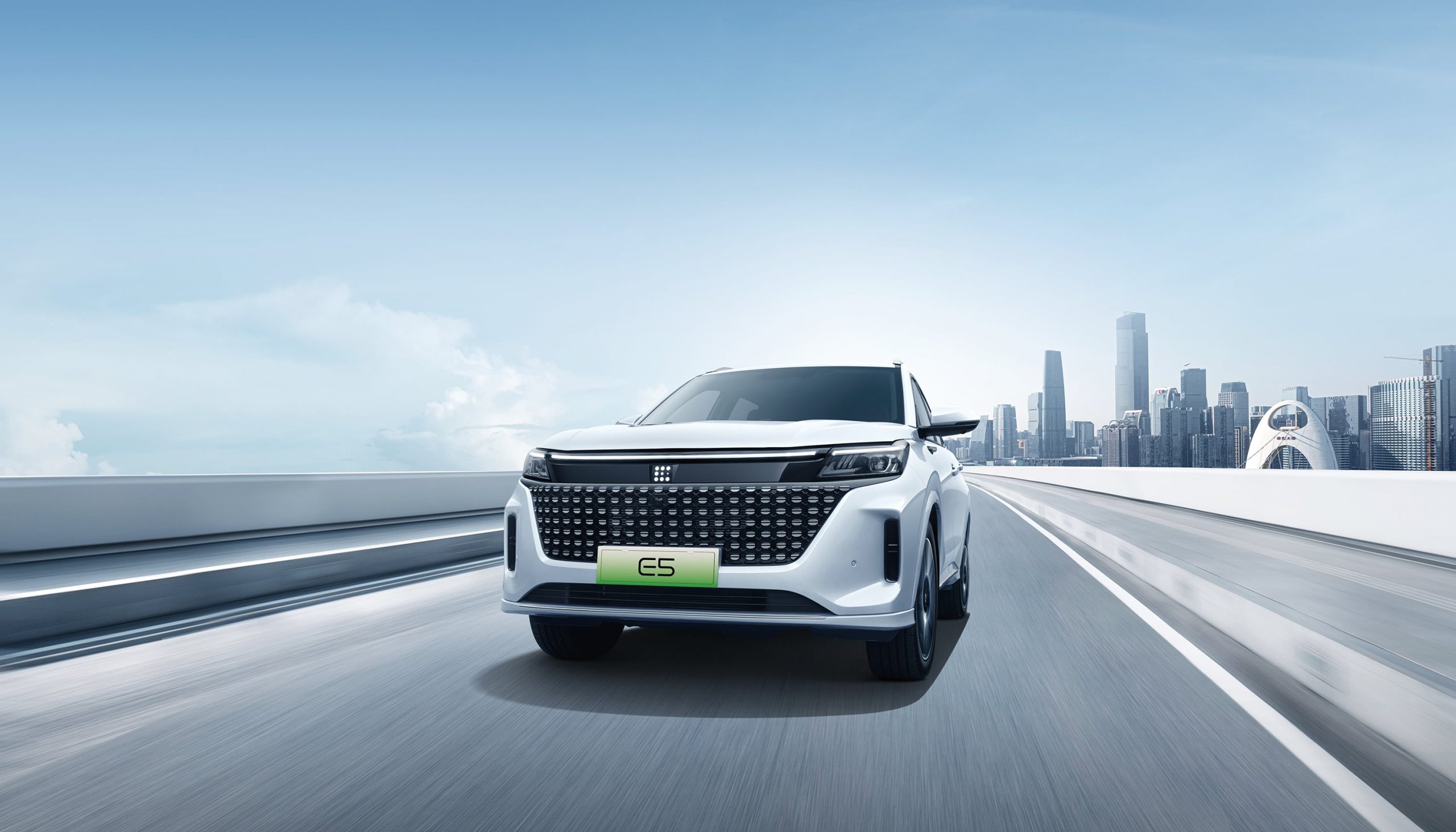 El DFSK E5 incorpora luces Daytime Running Lights (DRL)