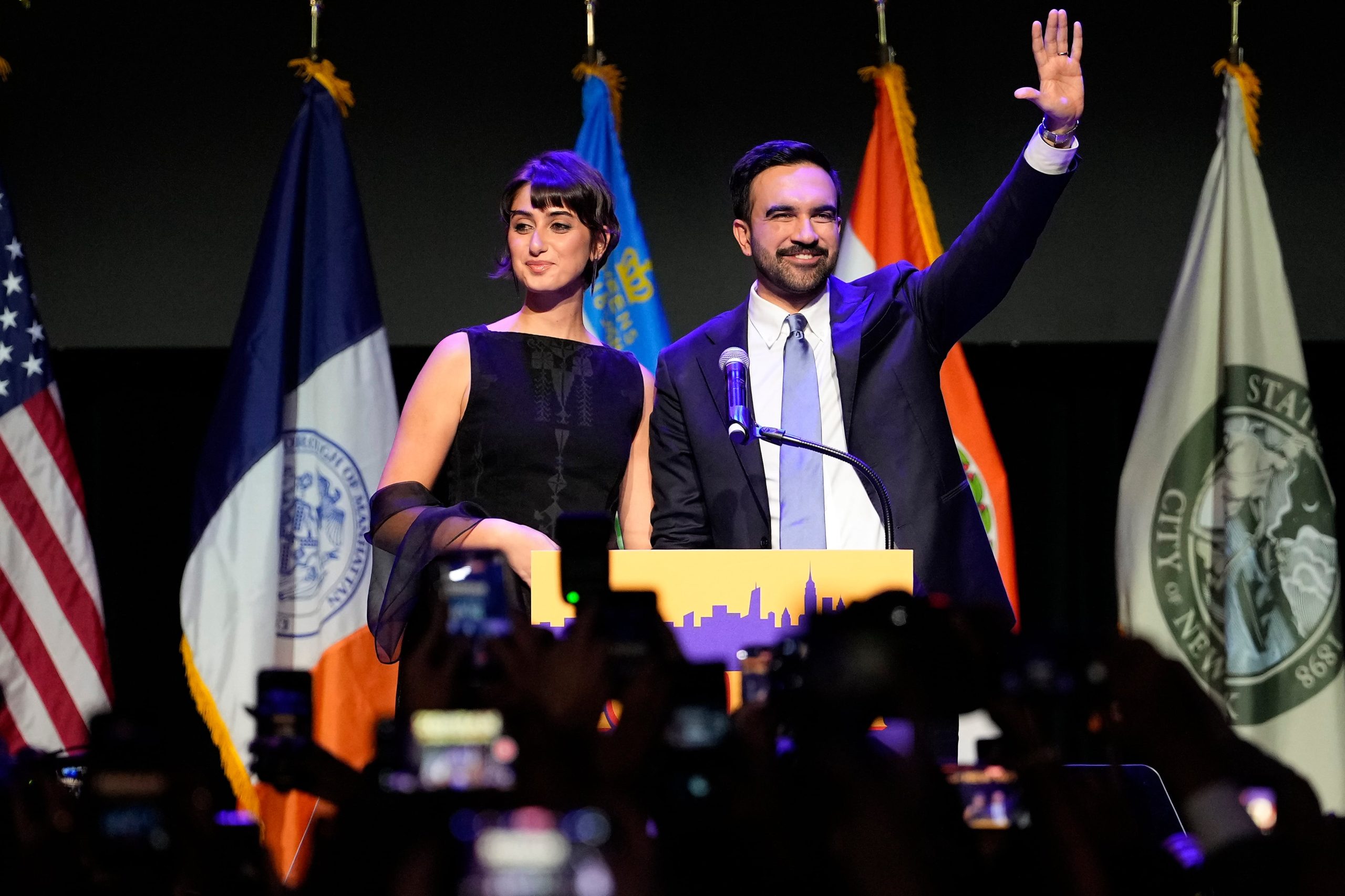 El alcalde de la ciudad de Nueva York Zohran Mamdani (d) y su esposa Rama Duwaji (AP foto/Yuki Iwamura)