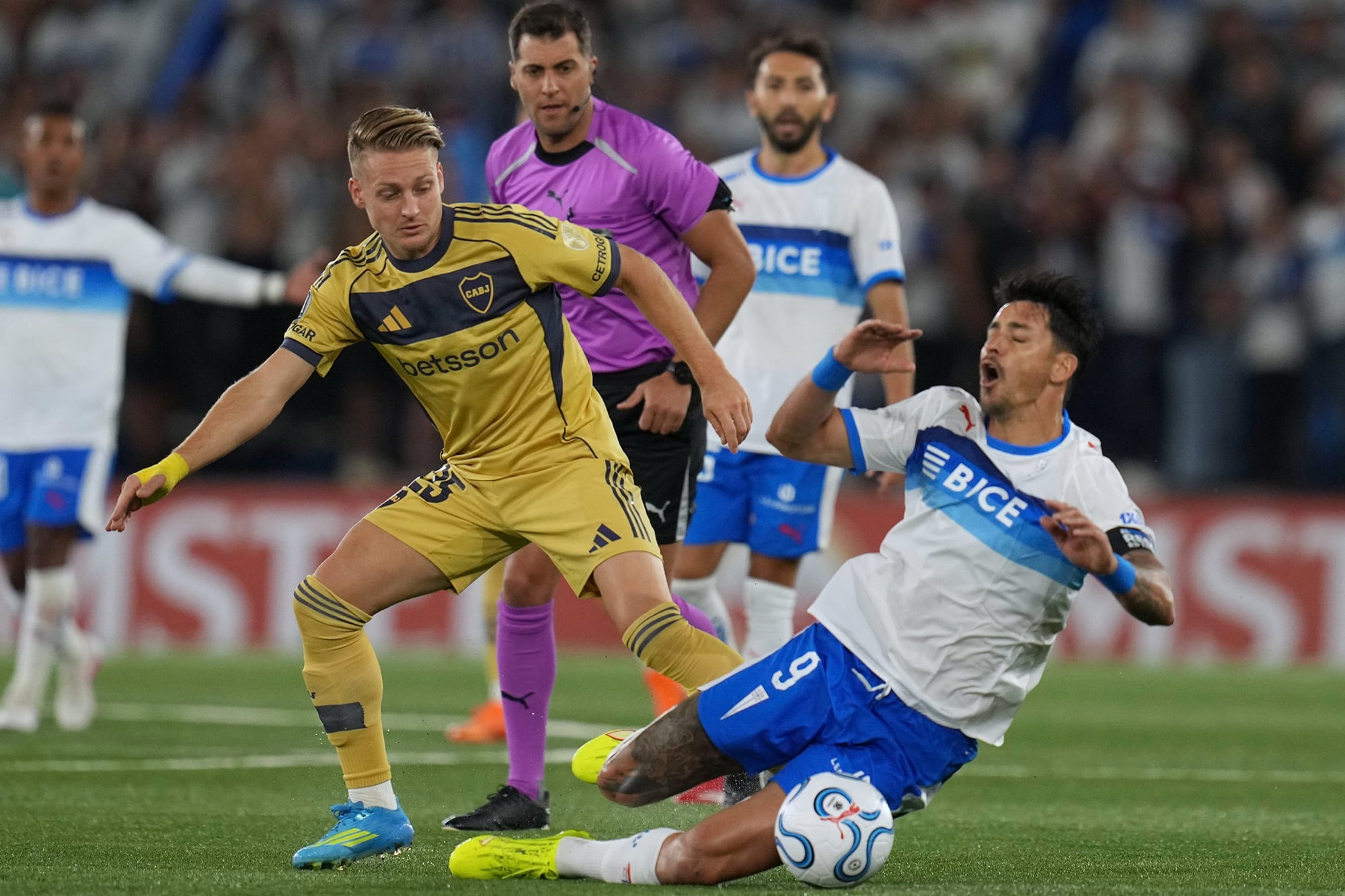 Una infracción de Santiago Ascacibar sobre Fernando Zampedri, en un partido caliente