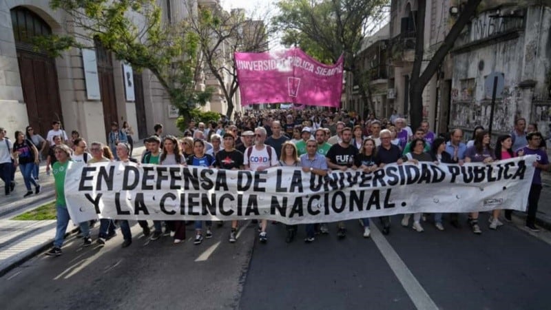 Marcha a favor de las universidades en Rosario