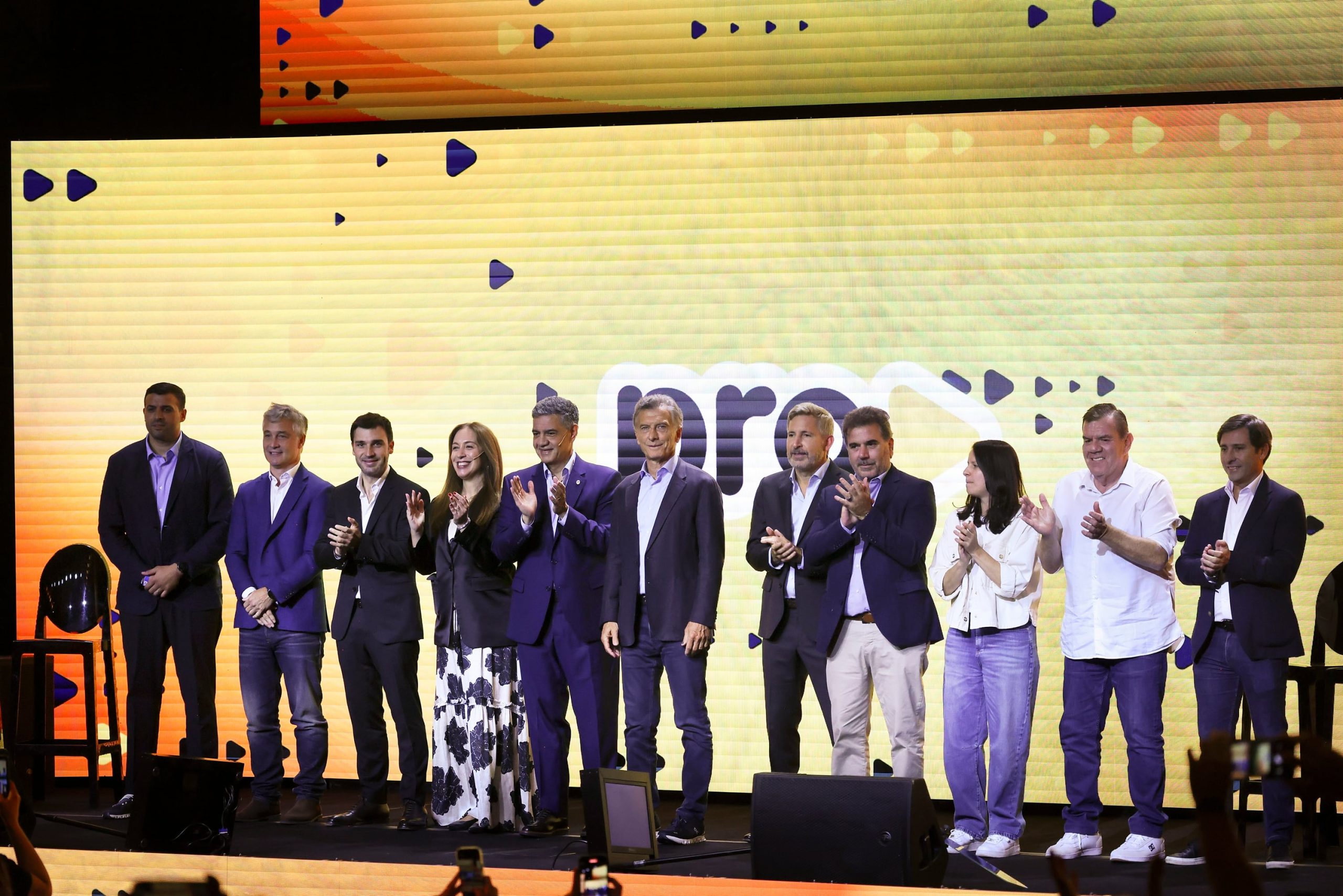 En la cumbre del Consejo Nacional de Pro no hubo menciones al vuelo privado a Punta del Este y el viaje a Estados Unidos de la esposa de Adorni