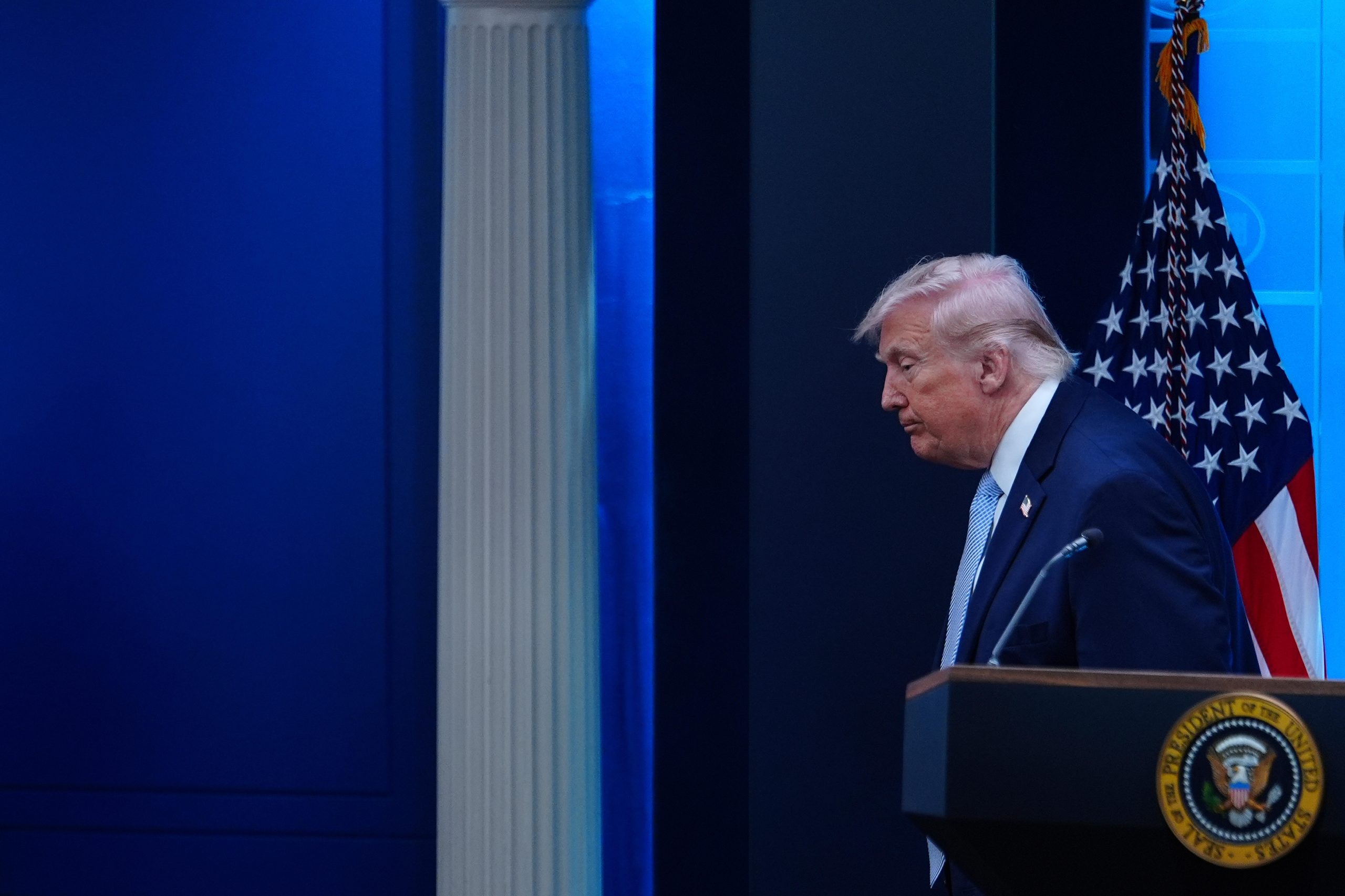 Donald Trump sale tras hablar con periodistas en una conferencia de prensa en la sala de prensa James Brady de la Casa Blanca