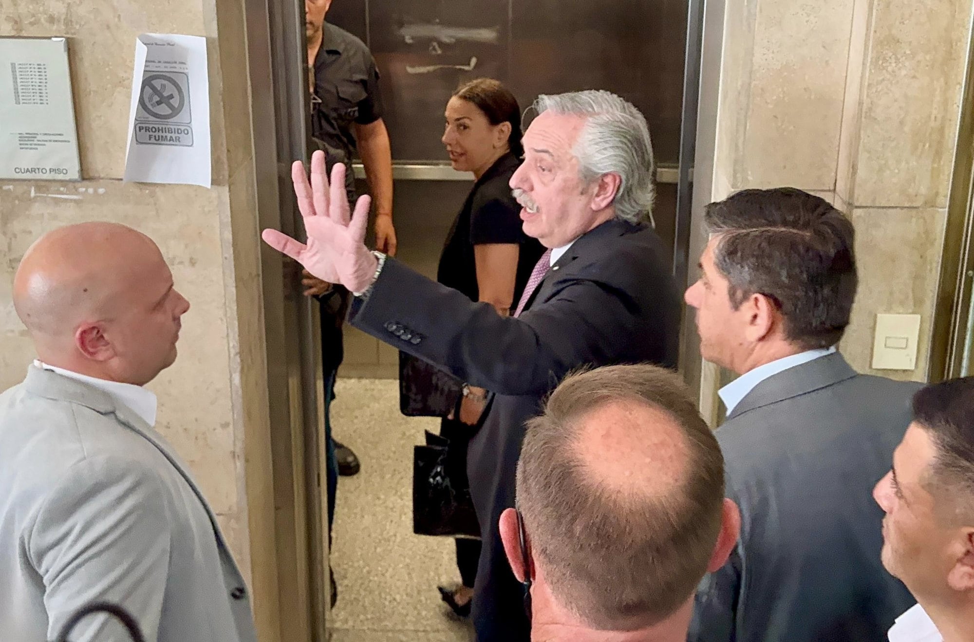 Alberto Fernández, en febrero de 2025, al concurrir a una citación en los tribunales de Comodoro Py