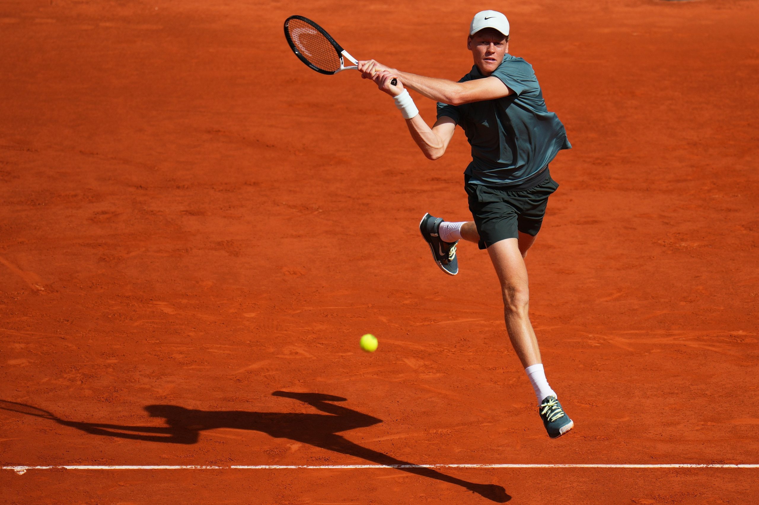 Jannik Sinner se cruzará con una promesa española en España: Rafael Jódar es su obstáculo hacia una semifinal.