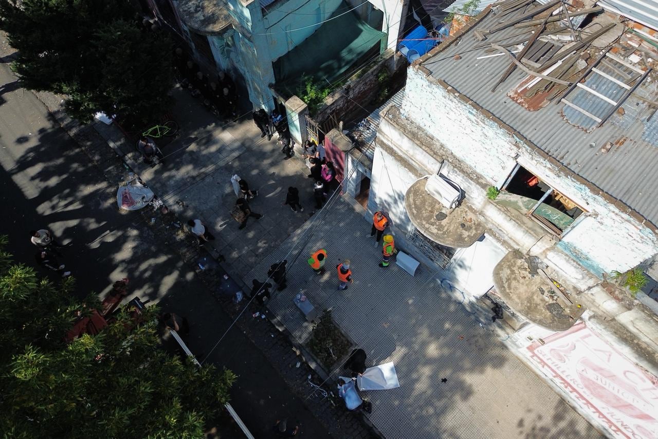 El Gobierno de la ciudad desaloja un terreno en La Paternal donde viven más de 100 personas