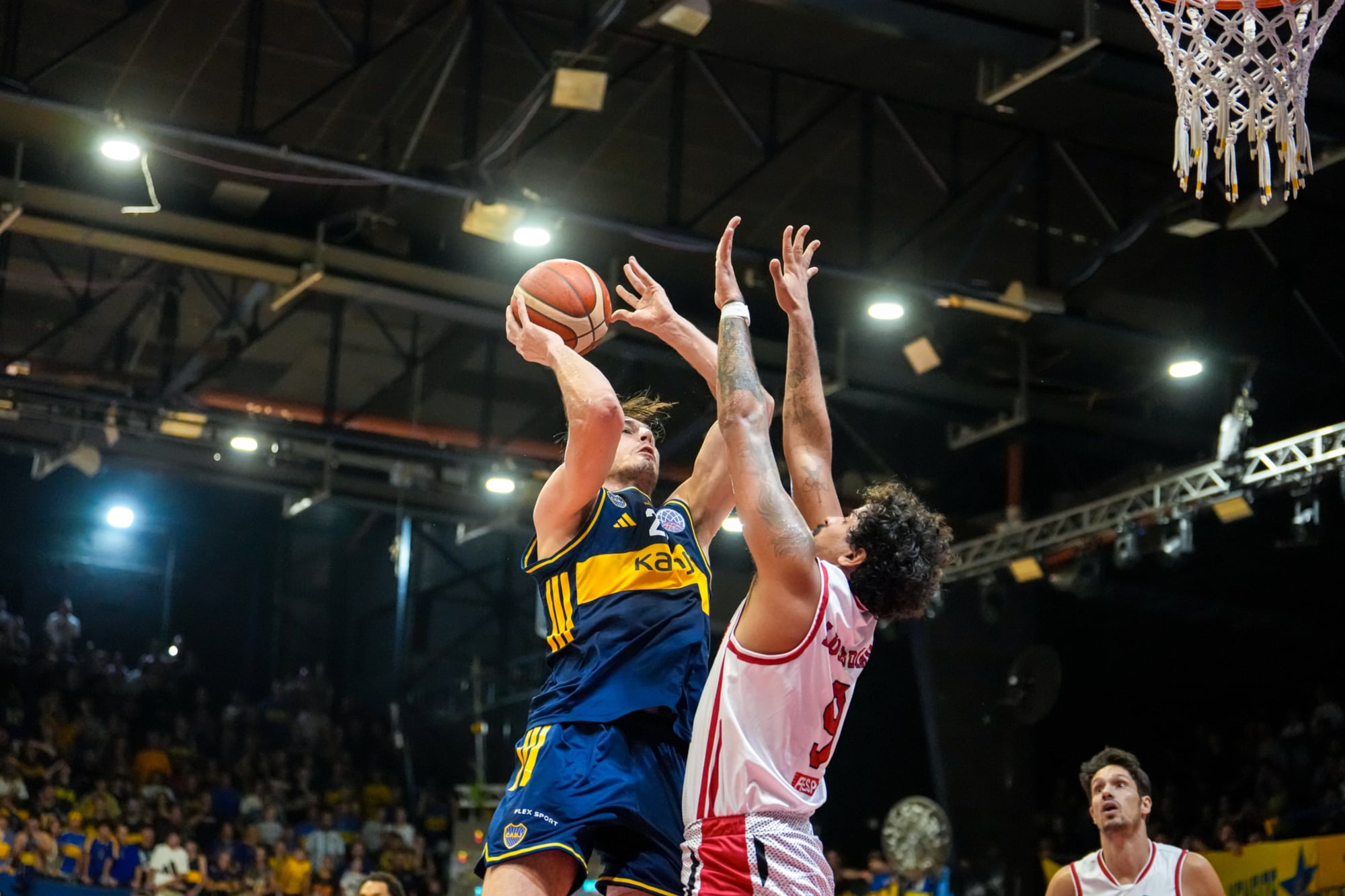 El pivote que se impuso en la final: Francisco Cáffaro fue una pesadilla para Lucas Dias, al que le realizó dos tapas memorables y doblegó con varias conversiones.