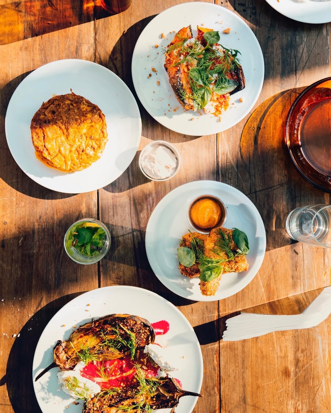 El tapeo implica recorrer distintos bares, compartir pequeñas preparaciones y combinar comida, bebida y encuentro social