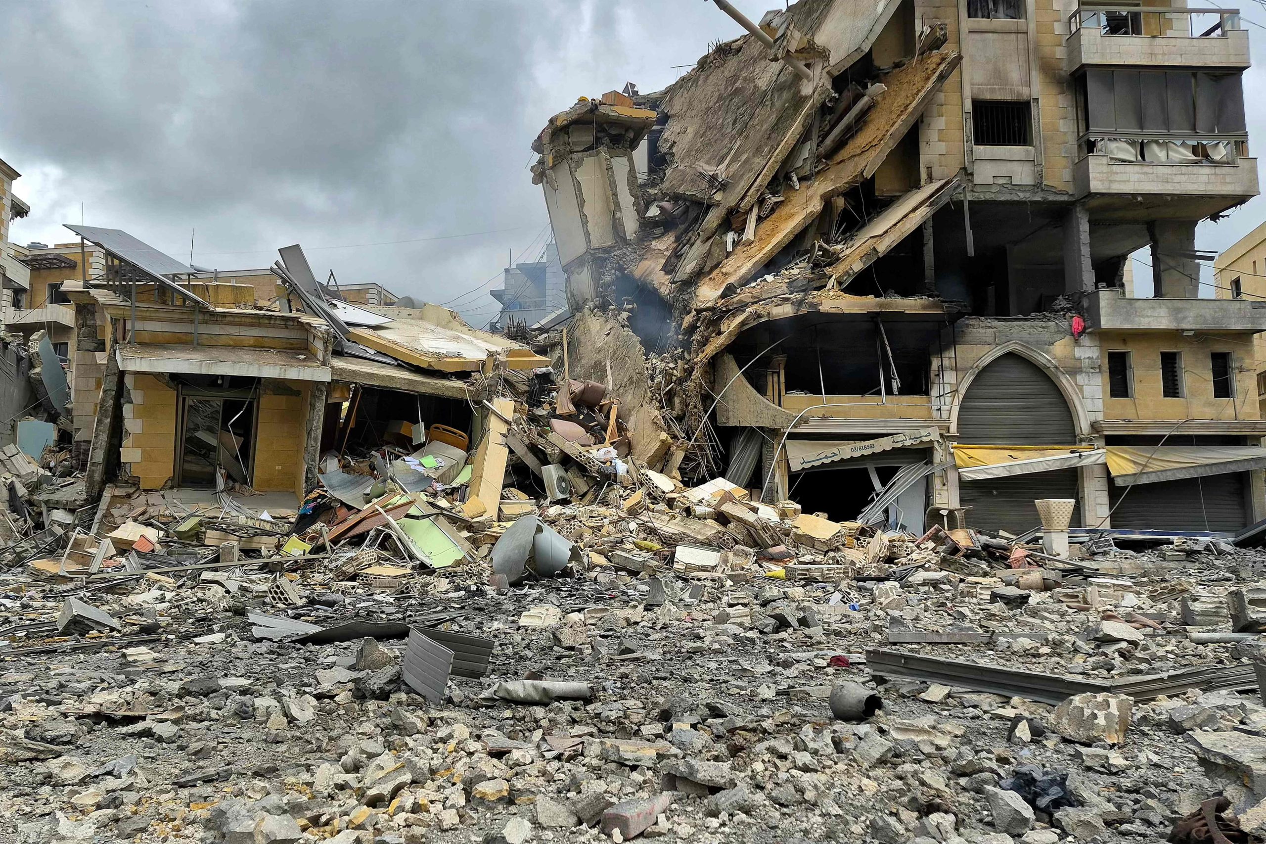 En la imagen se observa un edificio derrumbado tras el bombardeo israelí nocturno en Nabatieh, al sur del Líbano, el 6 de abril de 2026 (Foto: Abbas Fakih / AFP)