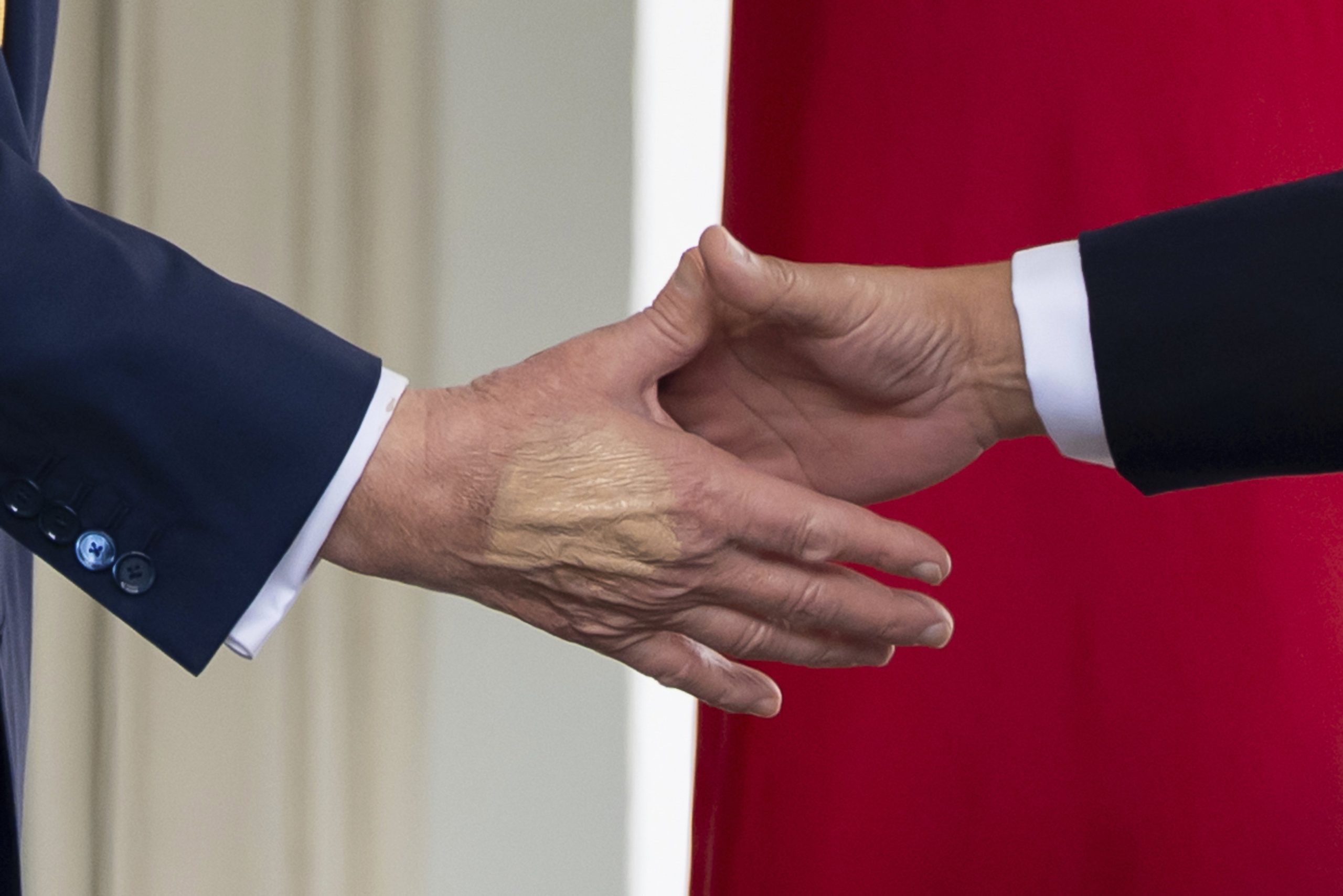 El presidente Donald Trump se acerca para estrechar la mano del príncipe heredero de Bahréin, Salman bin Hamad Al Khalifa, a su llegada a la Casa Blanca, el 16 de julio de 2025, en Washington (AP Photo/Alex Brandon, File)