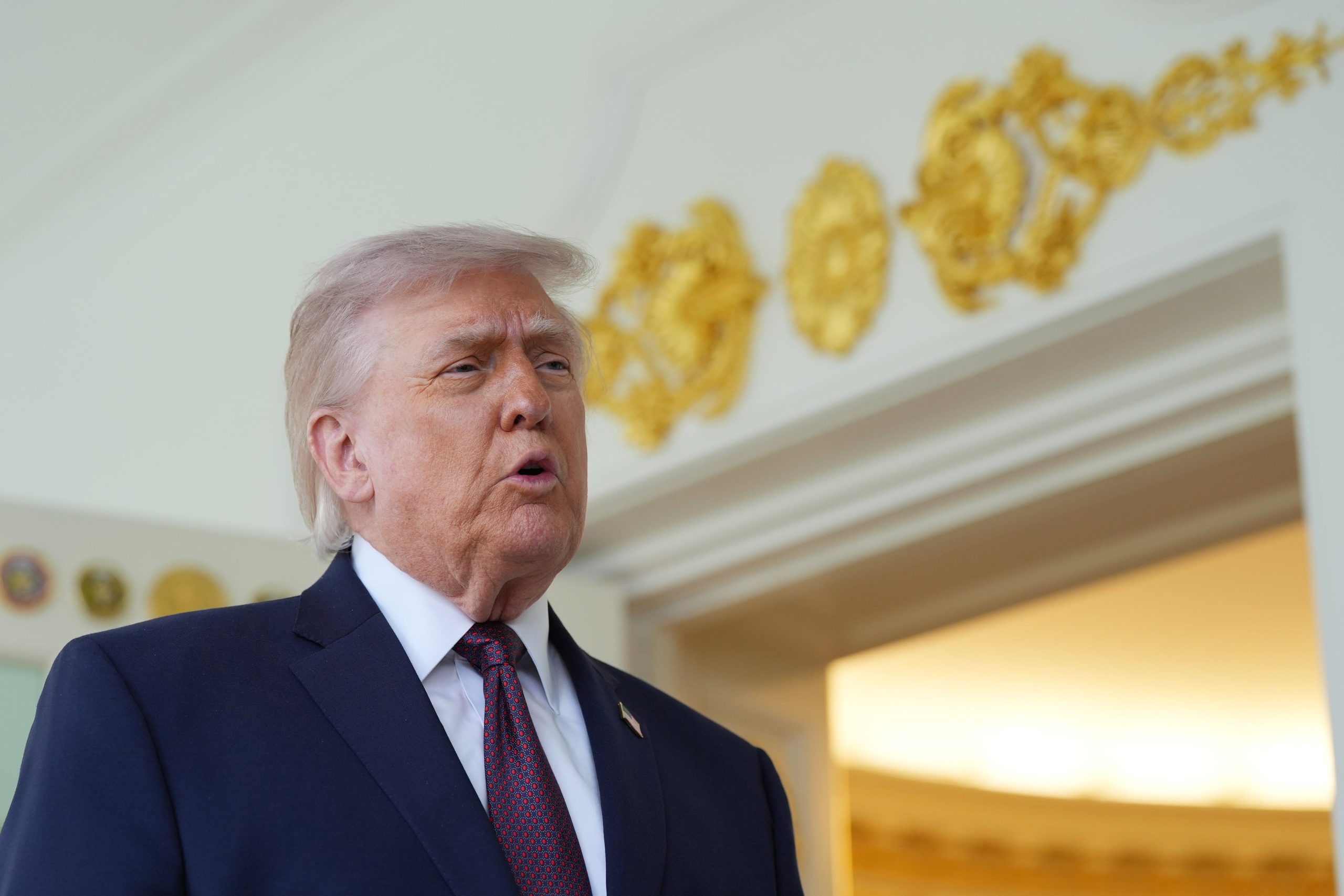 El presidente de Estados Unidos, Donald Trump, habla en el Salón Oval de la Casa Blanca, el 13 de abril de 2026 en Washington
