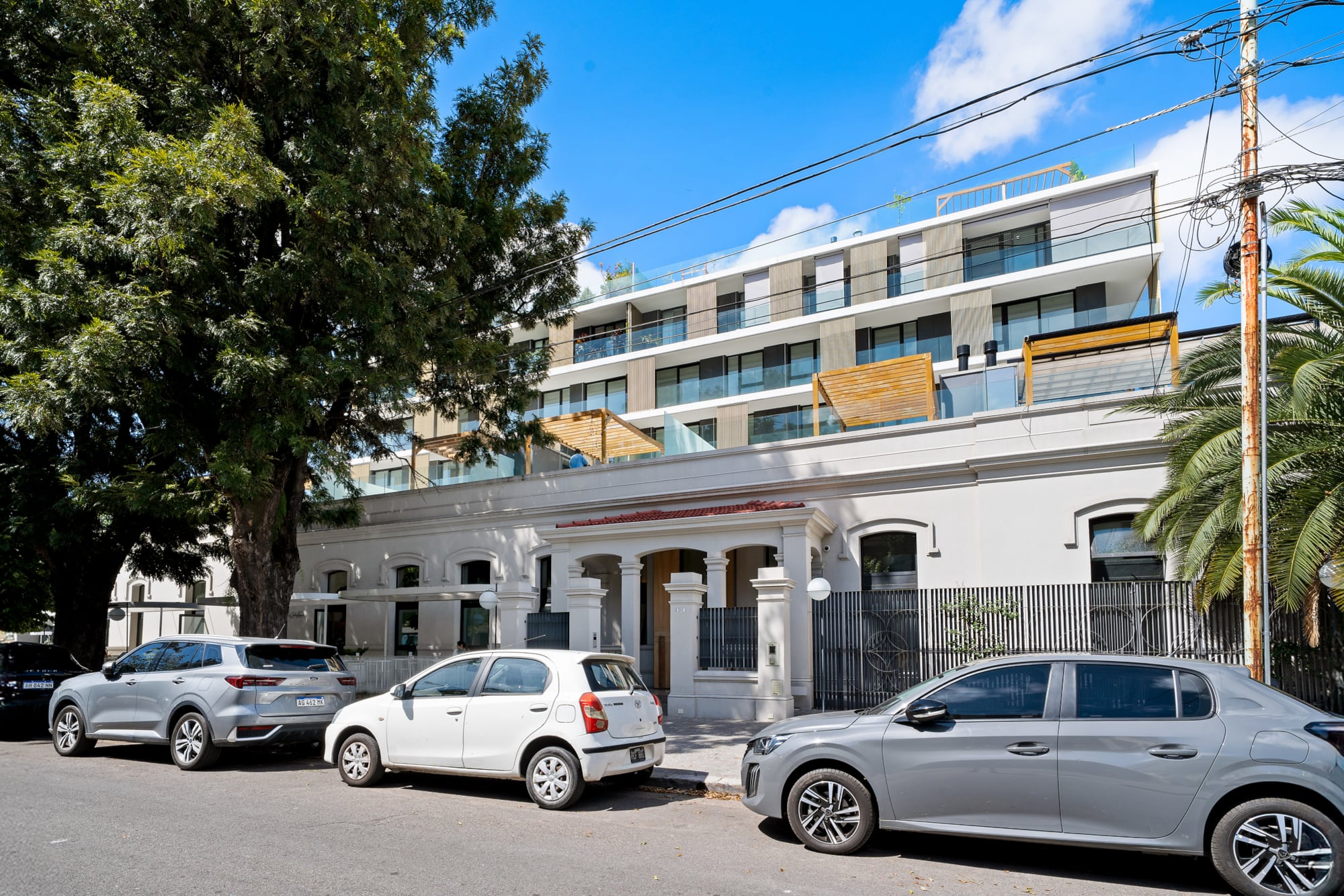 Los claustros fueron convertidos en viviendas y la entrada original, por la calle Pareja, se mantuvo