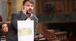 El PP propone bajar de 1.800 a 900 euros la renta para declarar a una familia vulnerable