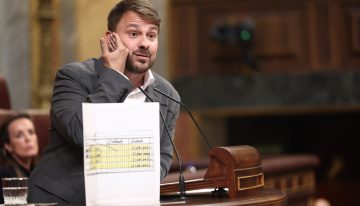 El PP propone bajar de 1.800 a 900 euros la renta para declarar a una familia vulnerable