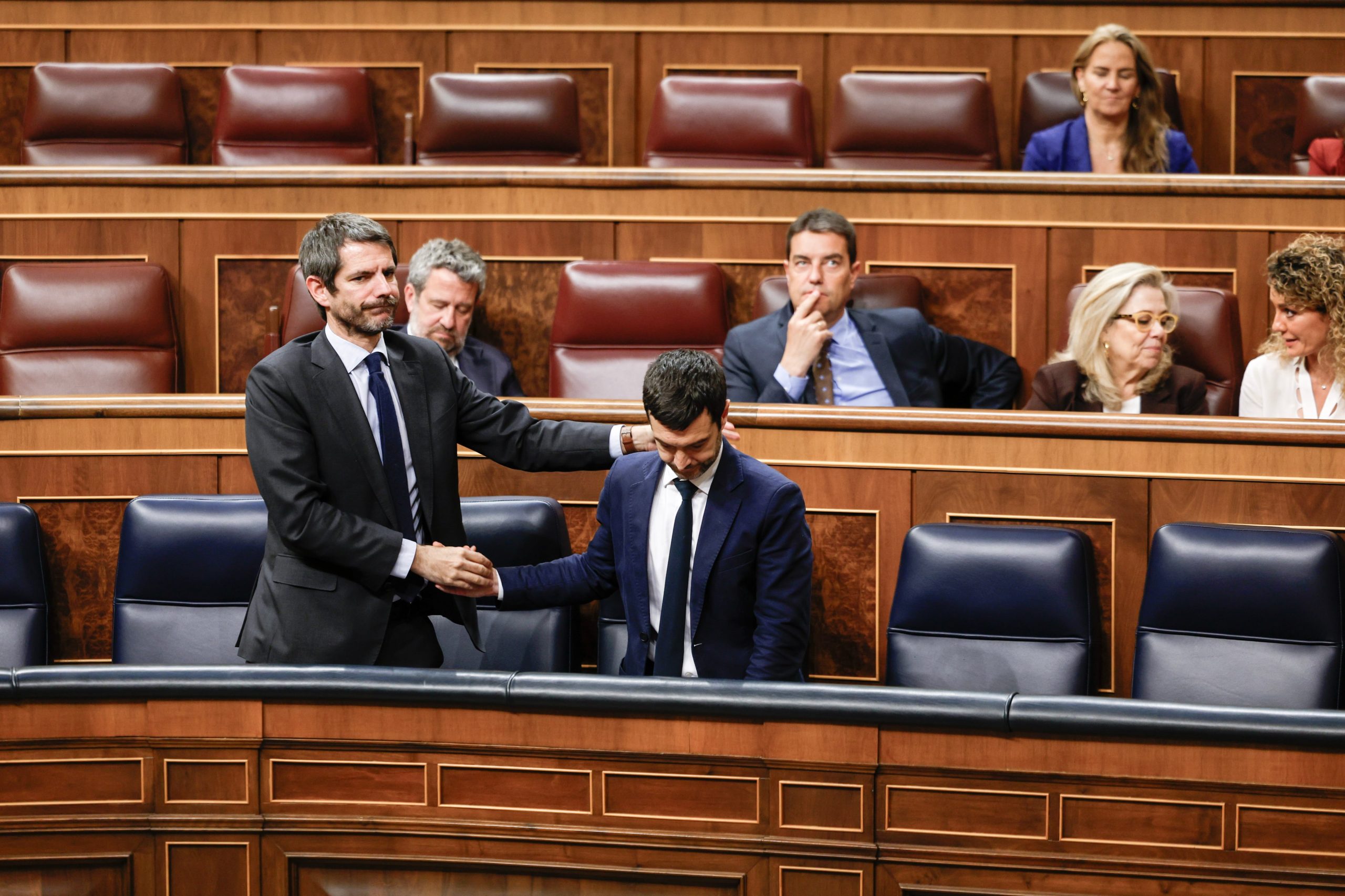 El ministro de Cultura, Ernest Urtasun, y el ministro de Derechos Sociales, Consumo y Agenda 2030, Pablo Bustinduy, este martes en el Congreso.