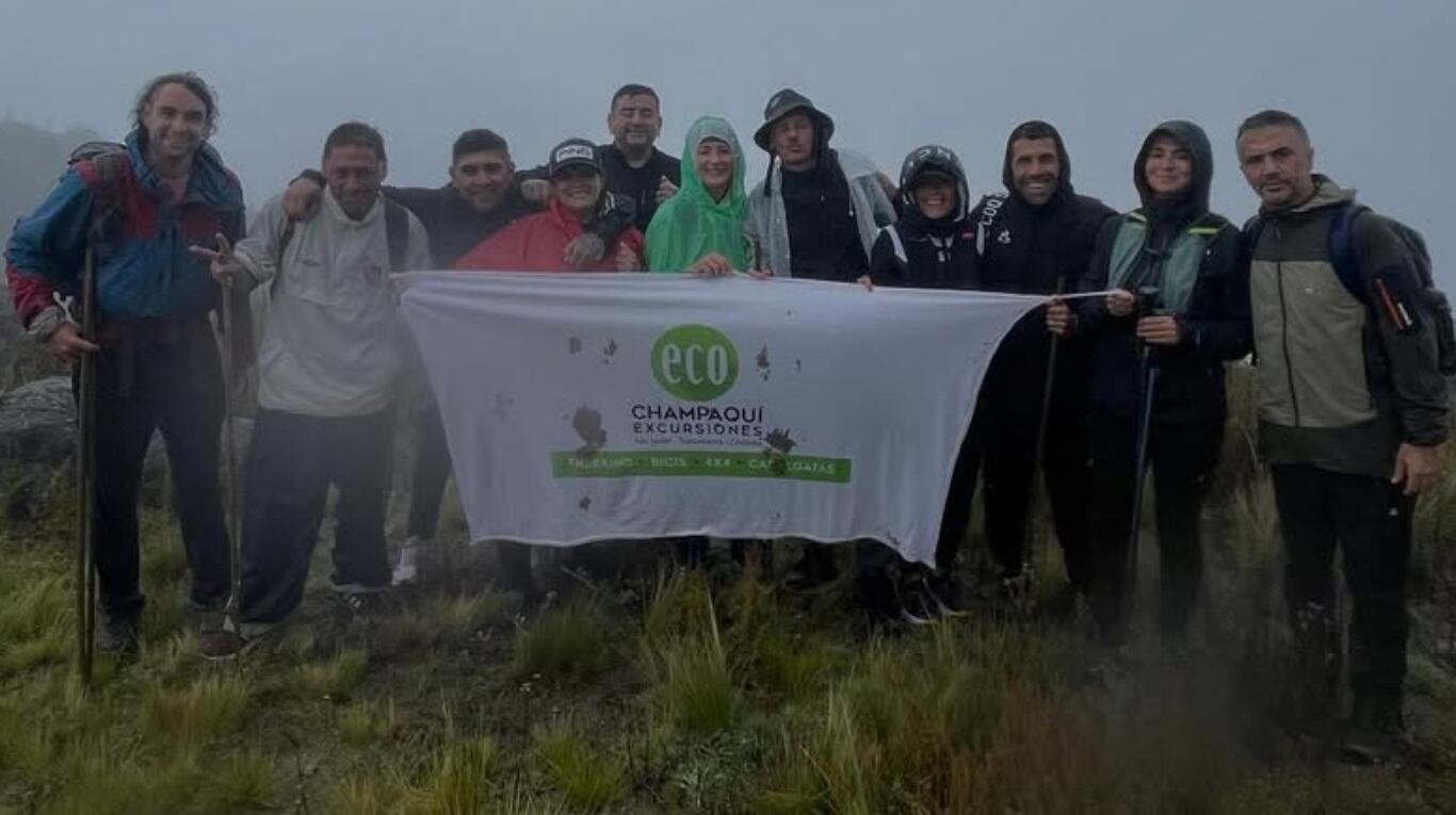 El actual DT de Talleres de Córdoba estuvo acompañado por su esposa, amigos, y algunas personas vinculadas al club, que lo acompañaron en la exigente travesía. (Foto @ecochampaqui.turismo IG)