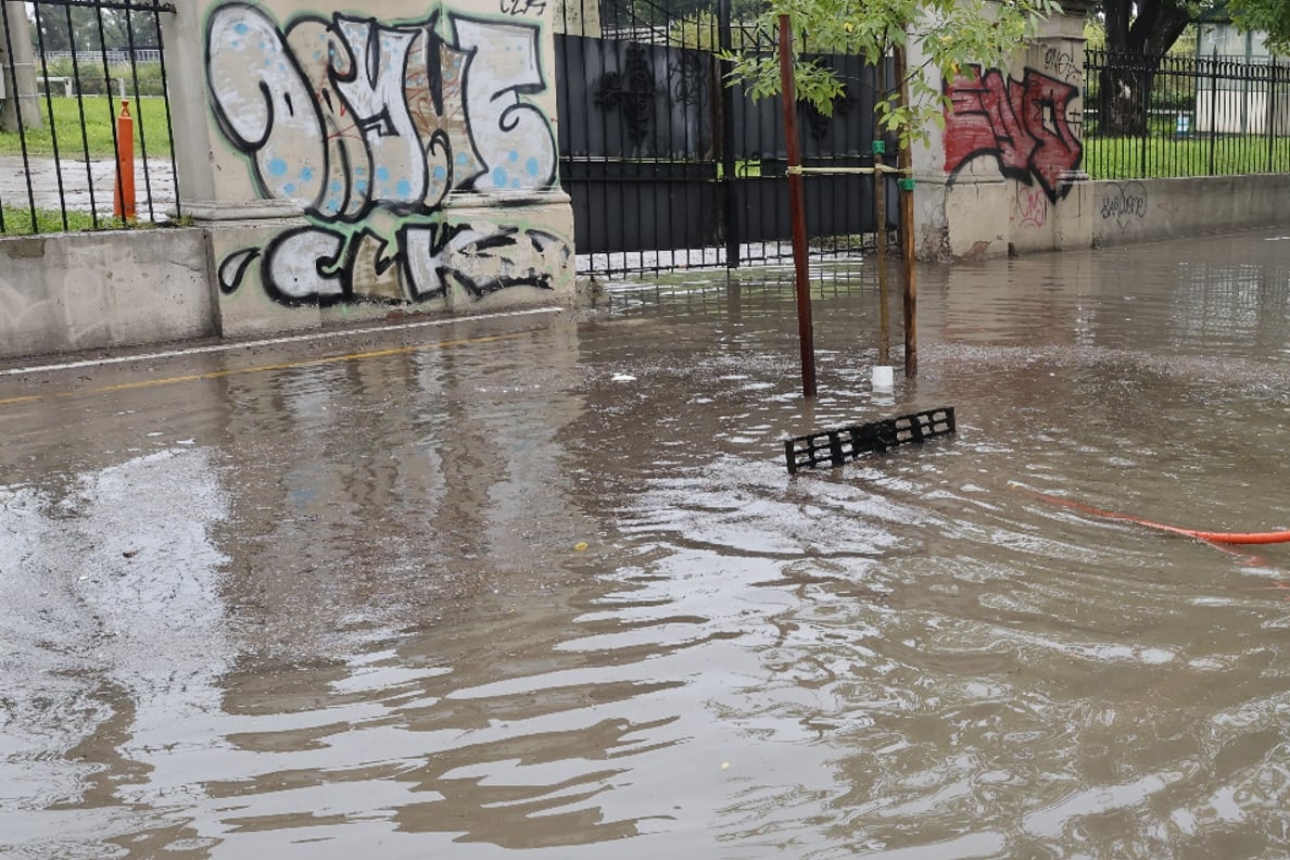 Inundaciones en el AMBA por la gran cantidad de agua caída durante la tormenta. Dorrego y Figueroa Alcorta