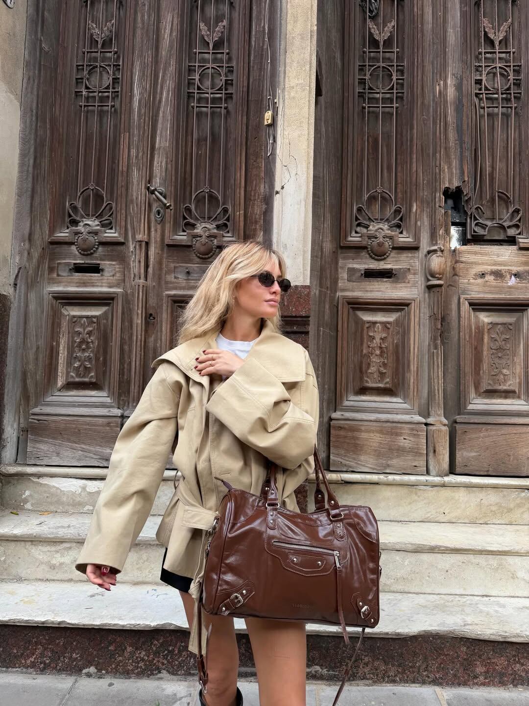 Eugenia De Martino combinó su minitrench con complementos marrones. (Foto: Instagram/@eugedemartino)