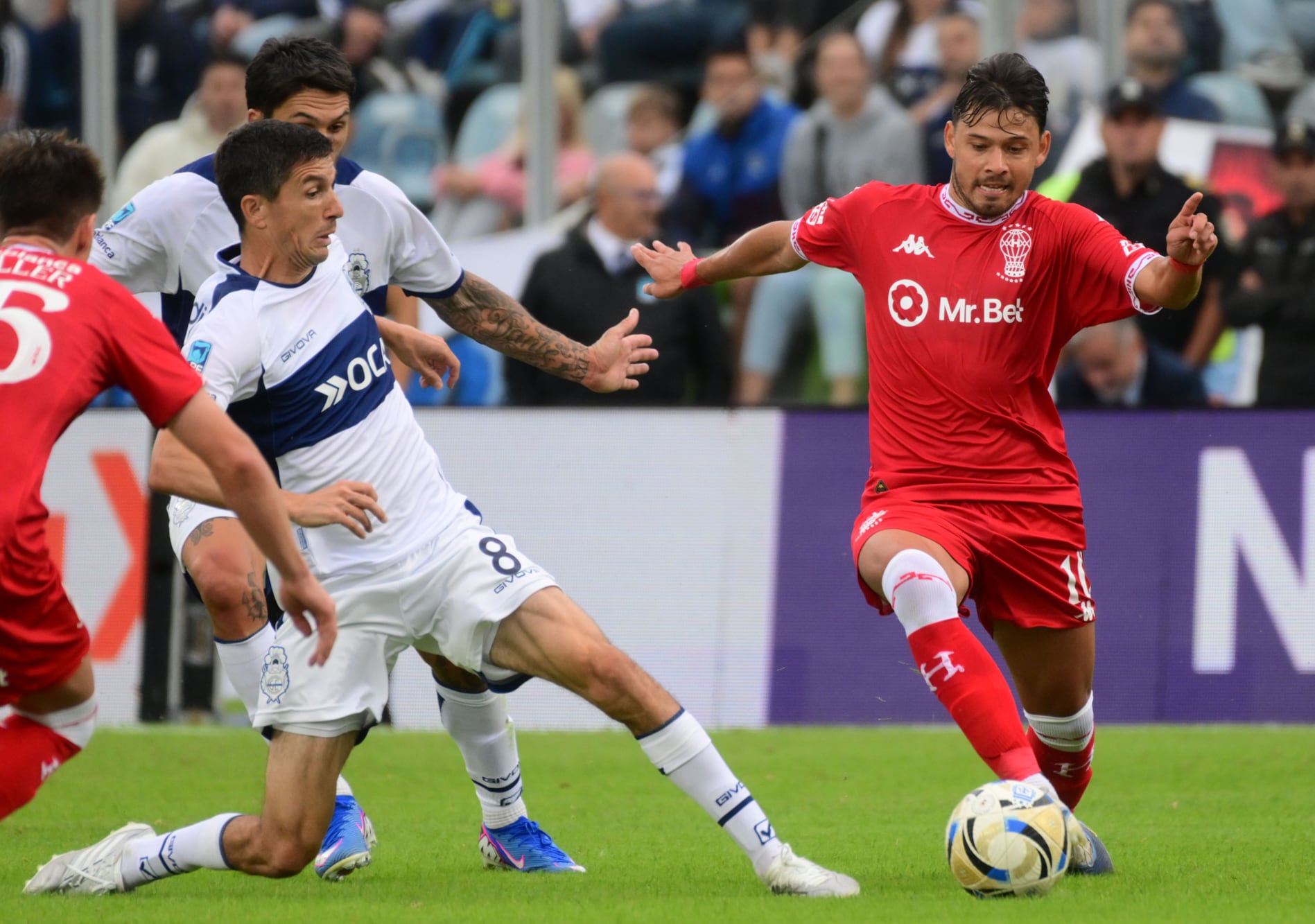 Nacho Fernández, de Gimnasia, intenta marcar a Oscar Romero, de Huracán