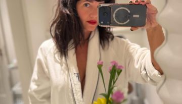 A cara lavada, en bata y con anteojos de lujo: el look cumple de Griselda Siciliani en Italia