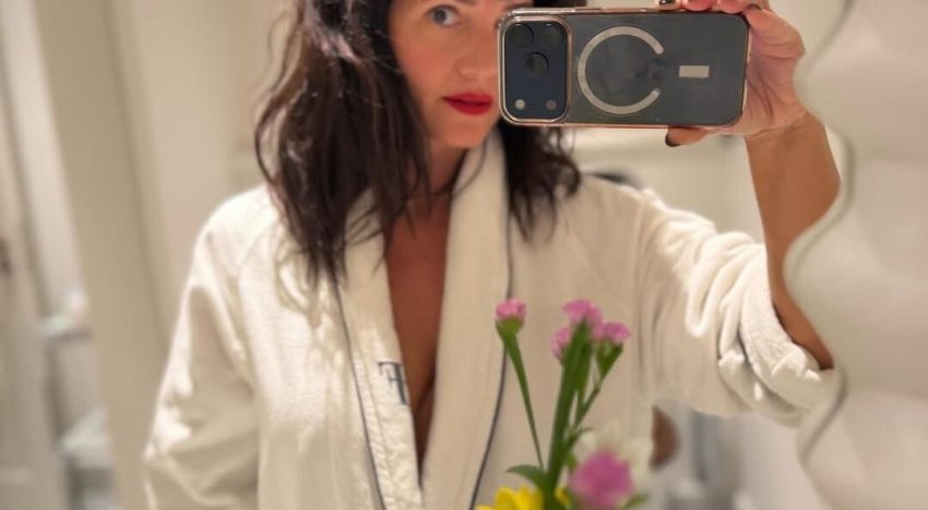 A cara lavada, en bata y con anteojos de lujo: el look cumple de Griselda Siciliani en Italia