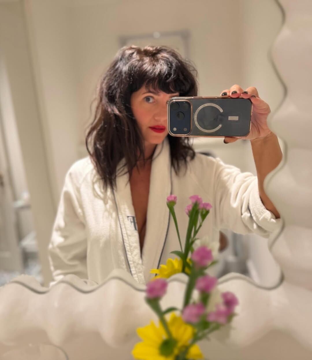 Griselda Siciliani en bata y labial rojo. (Foto: Instagram/@griseldasiciliani)