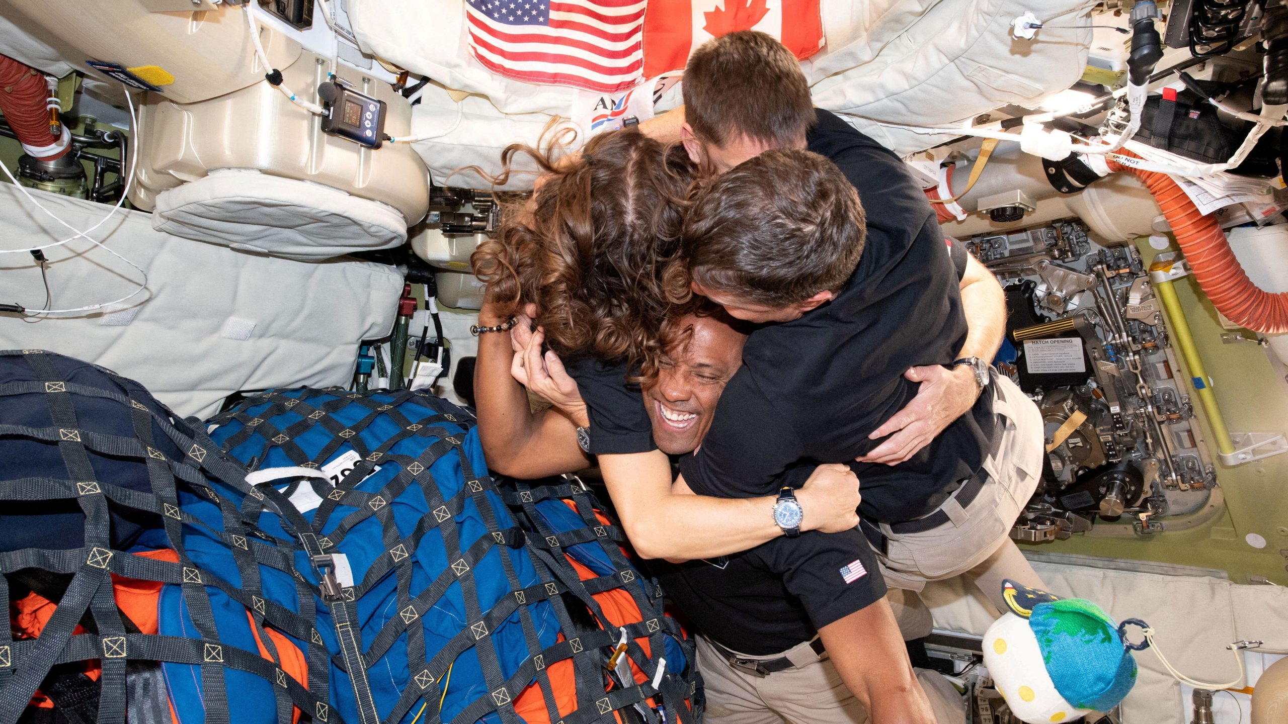 Los astronautos de la misión Artemis II, Christina Koch, Jeremy Hansen, Reid Wiseman y Victor Glover, se dan un abrazo en micriogravedad. (Foto: NASA).