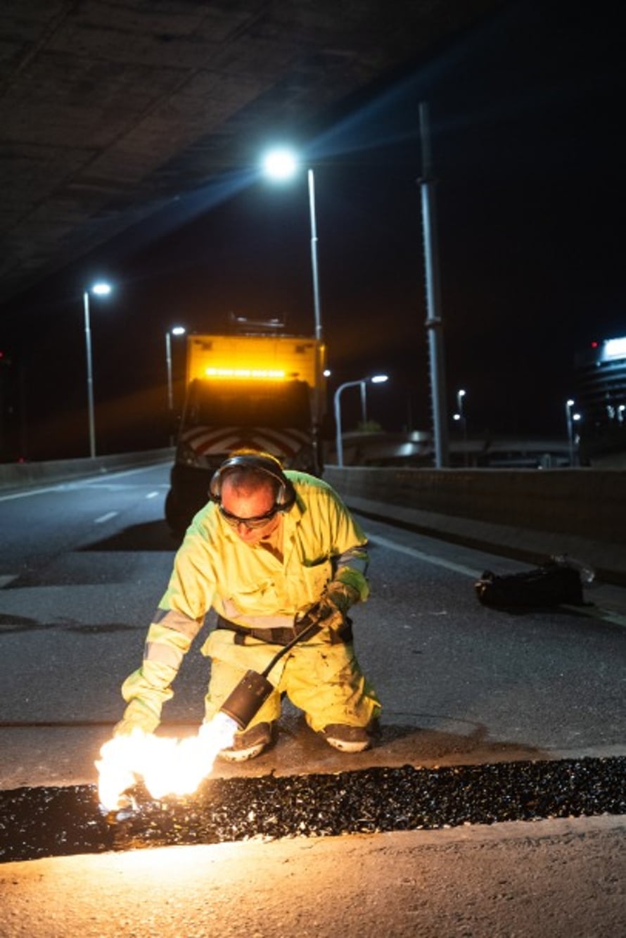 Trabajos de reparación de juntas en calzadas