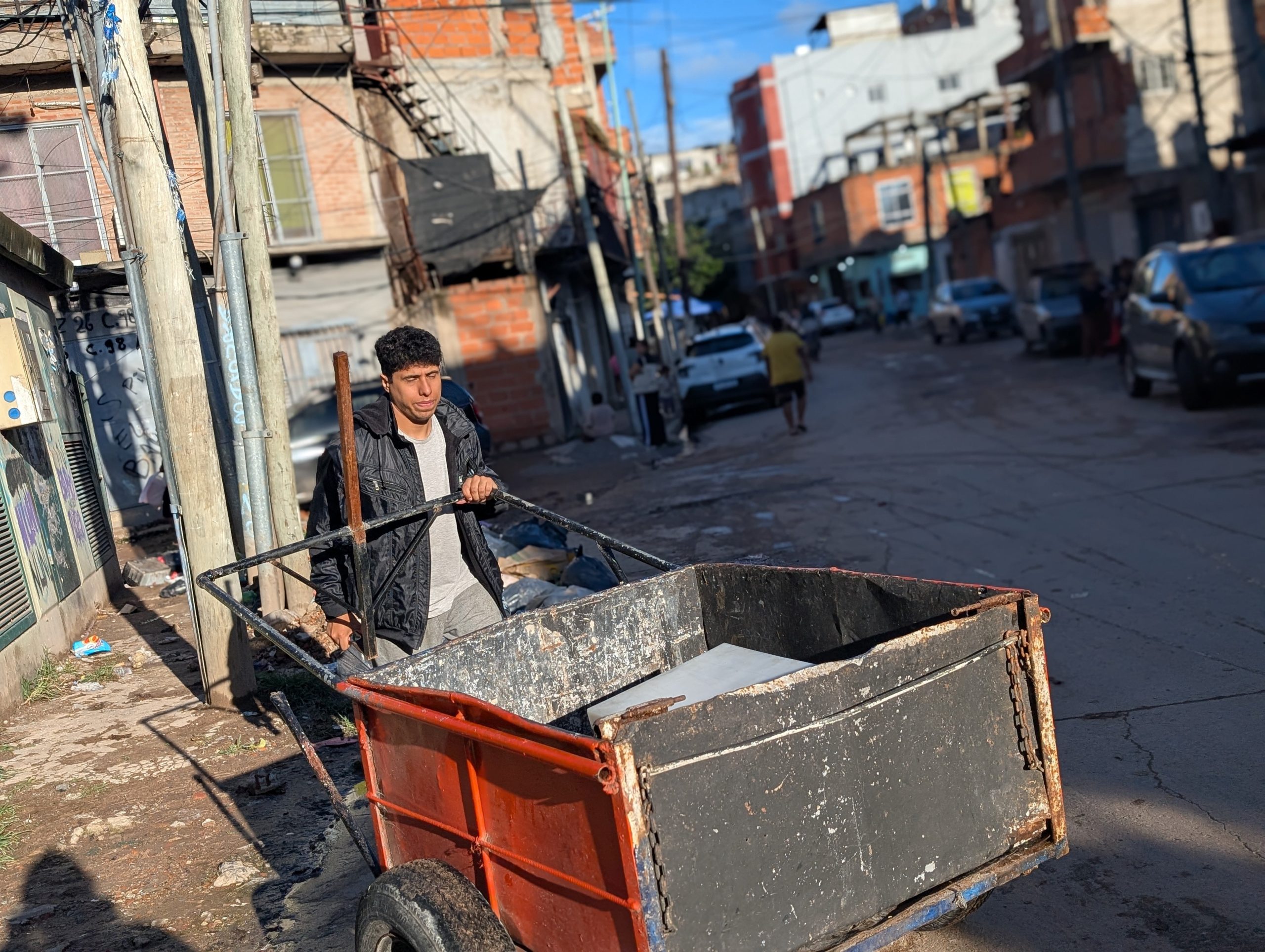 Los chicos del barrio necesitan que alguien les explique la importancia de la educación, cuenta Natanael.