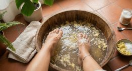 Lavarse los pies con jengibre rallado y sal: qué beneficios tiene y cuándo conviene hacerlo