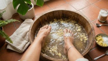 Lavarse los pies con jengibre rallado y sal: qué beneficios tiene y cuándo conviene hacerlo