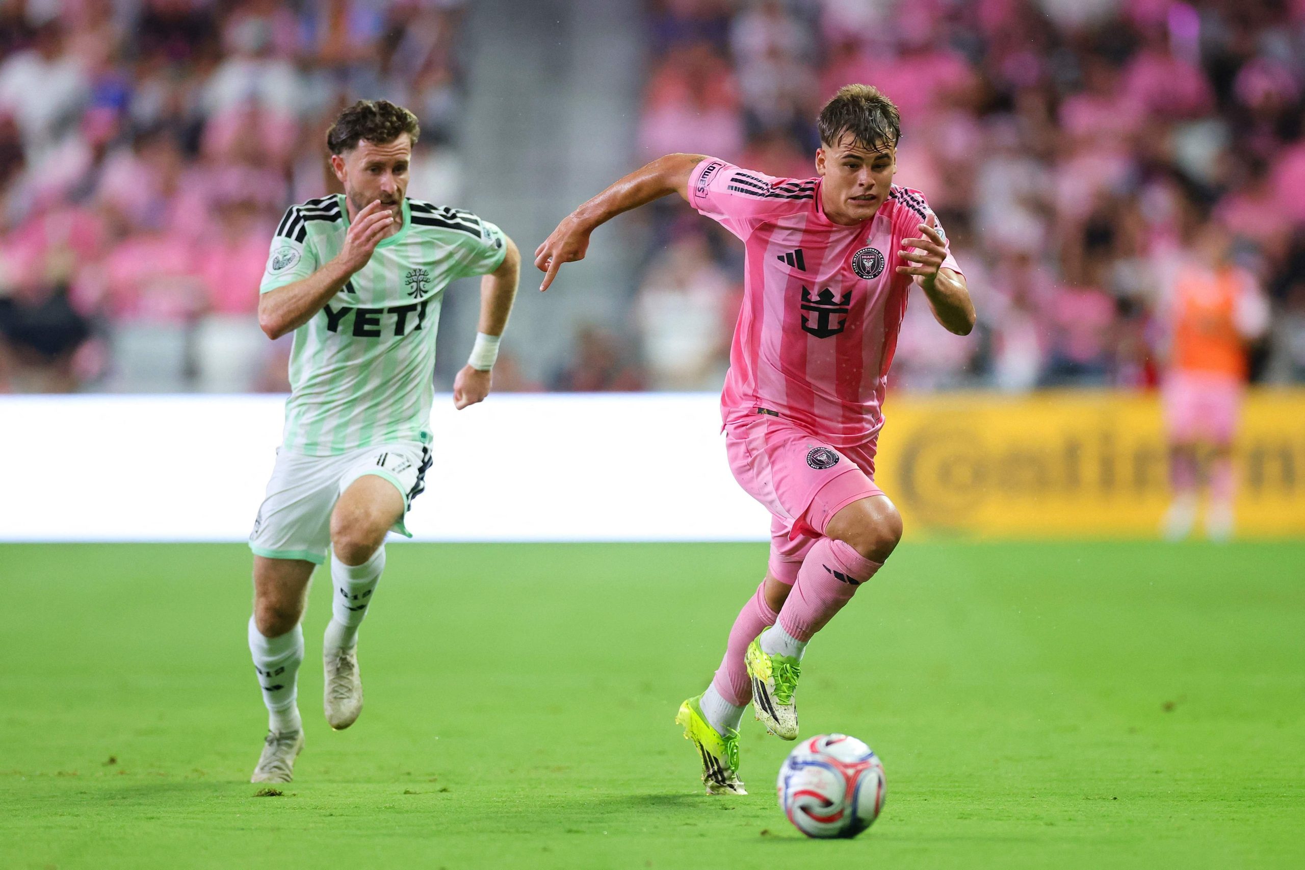 Mateo Silvetti con la pelota en el duelo ante Austin FC