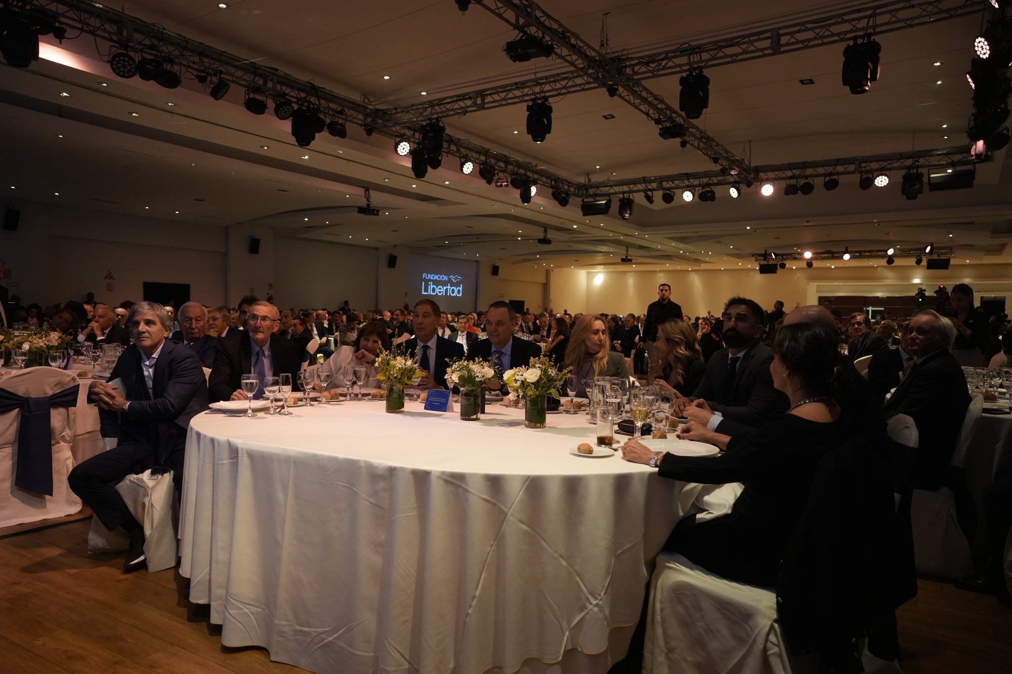 En un clima de frialdad, Milei y Macri volvieron a compartir un ámbito político luego de seis meses, pero no se saludaron.