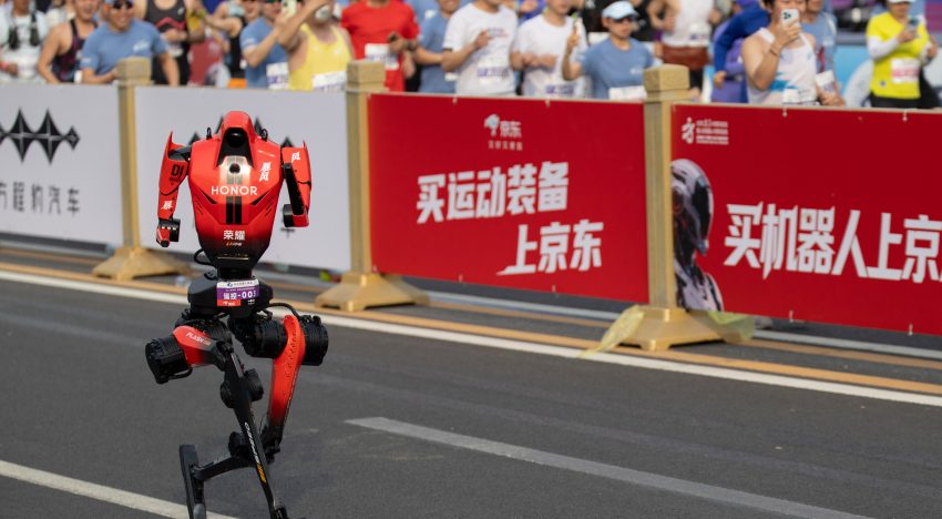 Los robots chinos pulverizan registros y arrasan a los humanos en el medio maratón de Pekín