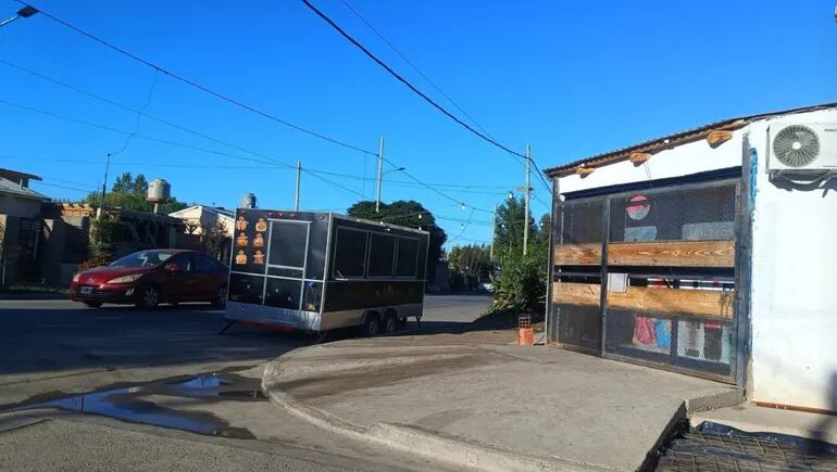 Estaban comiendo en un carrito de comida cuando les dispararon. (Foto: LM Neuquén)