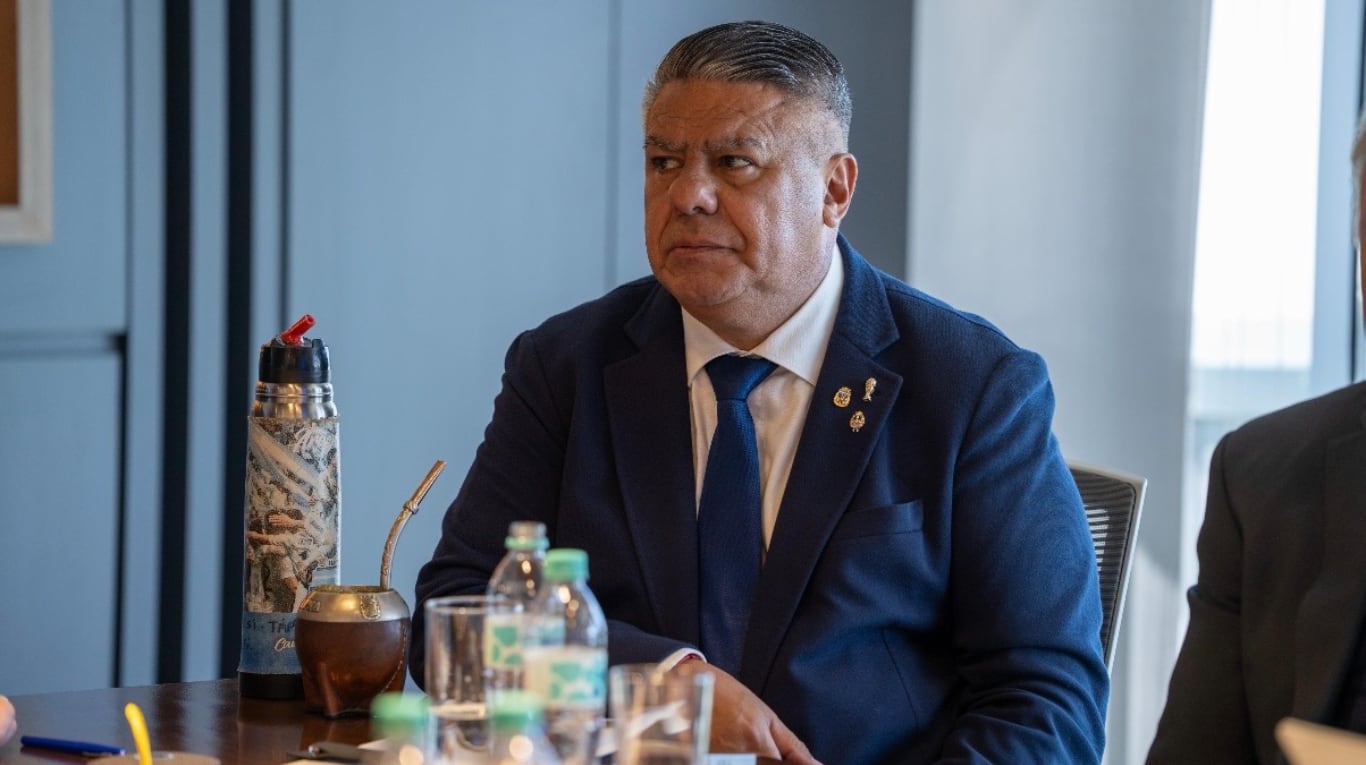 Chiqui Tapia se mostró con el presidente de la Conmebol en medio de las investigaciones en su contra. (Foto: @AFA)