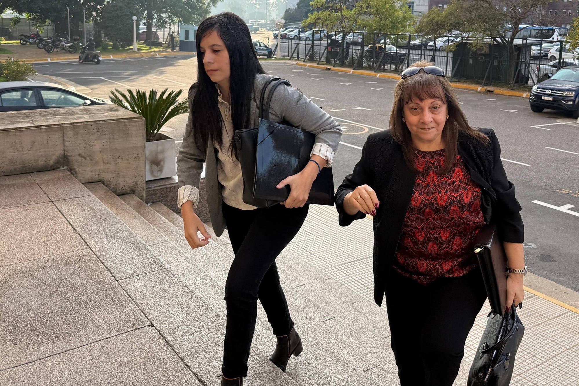 Victoria Cancio y su madre Graciela, llegan a los tribunales de Comodoro Py para declarar en la causa por el préstamo de cien mil dólares a Manuel Adorni