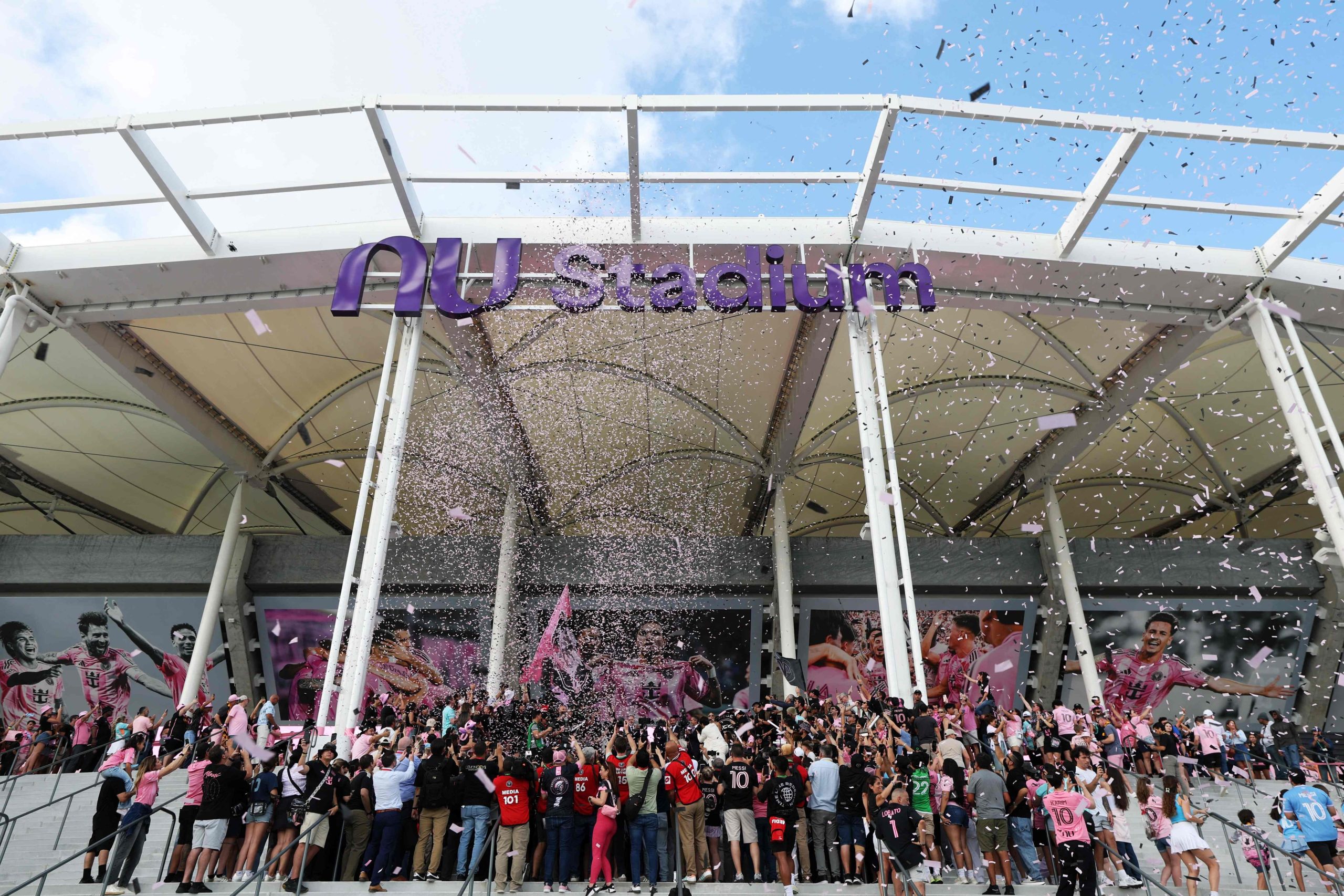 La fiesta de los fanáticos tras la inauguración del estadio en la previa del partido