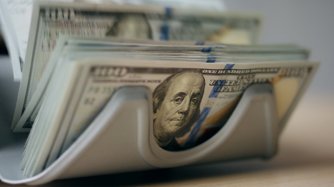 El dólar minorista bajó $15 en marzo y $75 en el primer trimestre de 2026. (Foto: Adobe Stock)