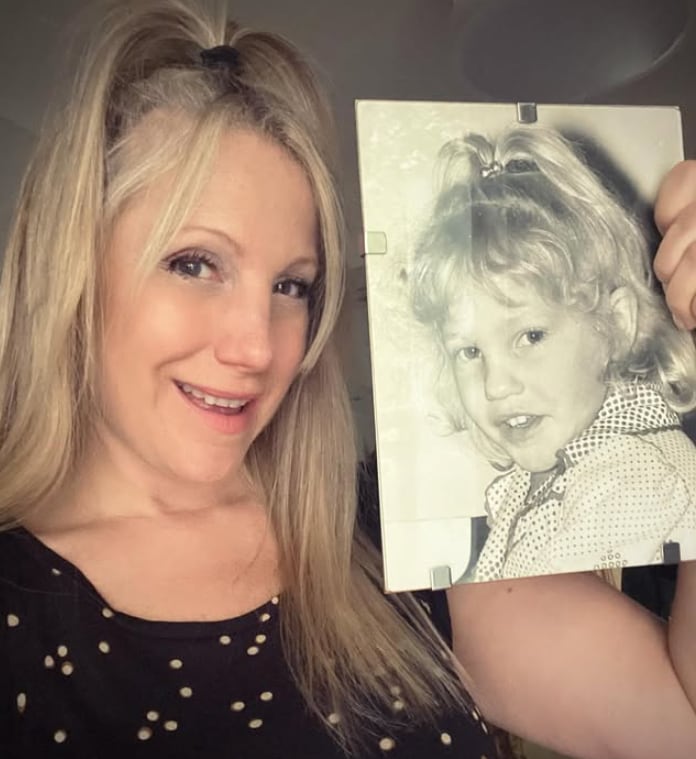 Laura Tuny junto a una foto de cuando era pequeña (Foto: Instagram/@lauratuny)