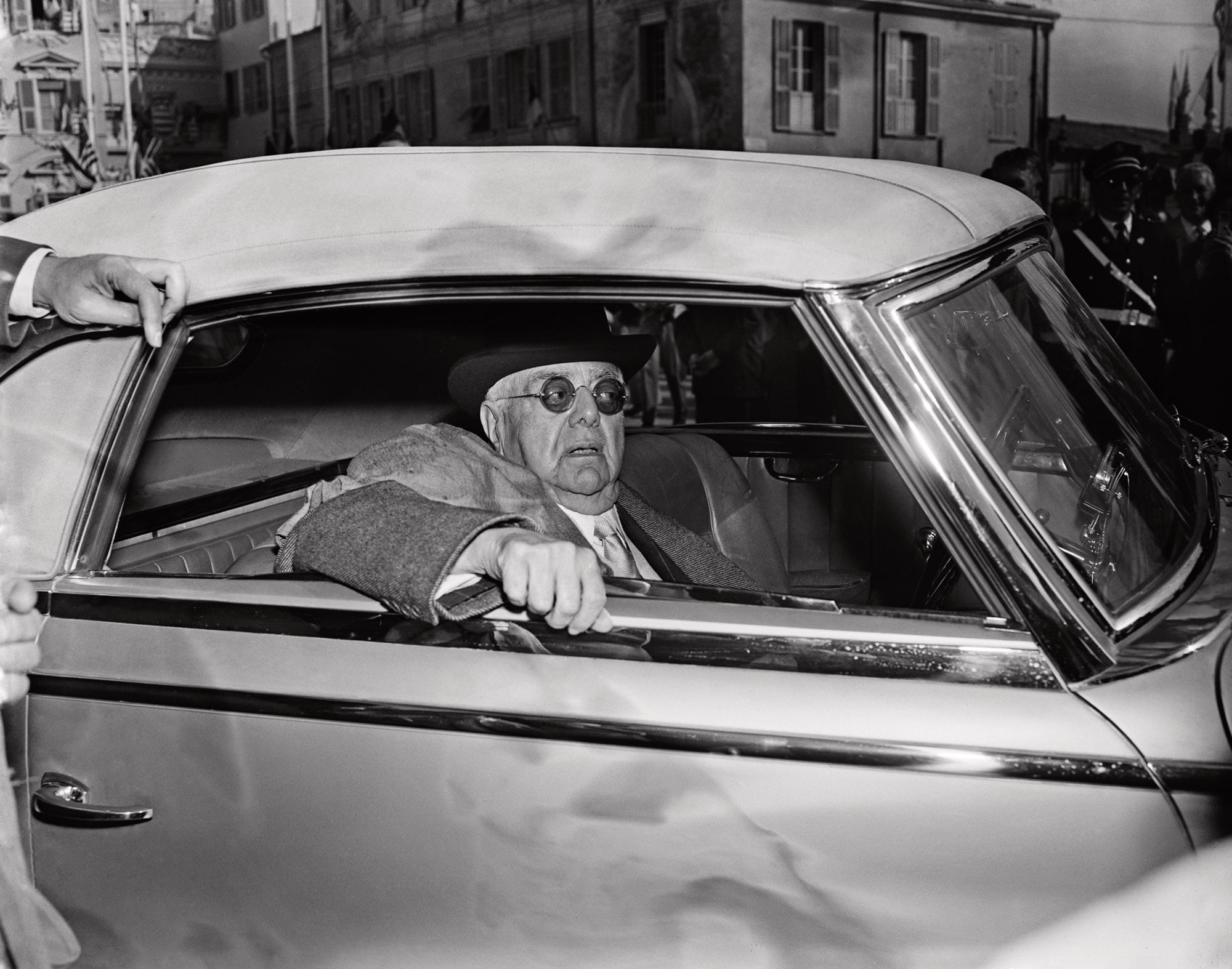 Aga Khan III, que le había propuesto matrimonio a Grace y fue rechazado, estuvo presente el día en que ella se convirtió en Su Alteza Serenísima