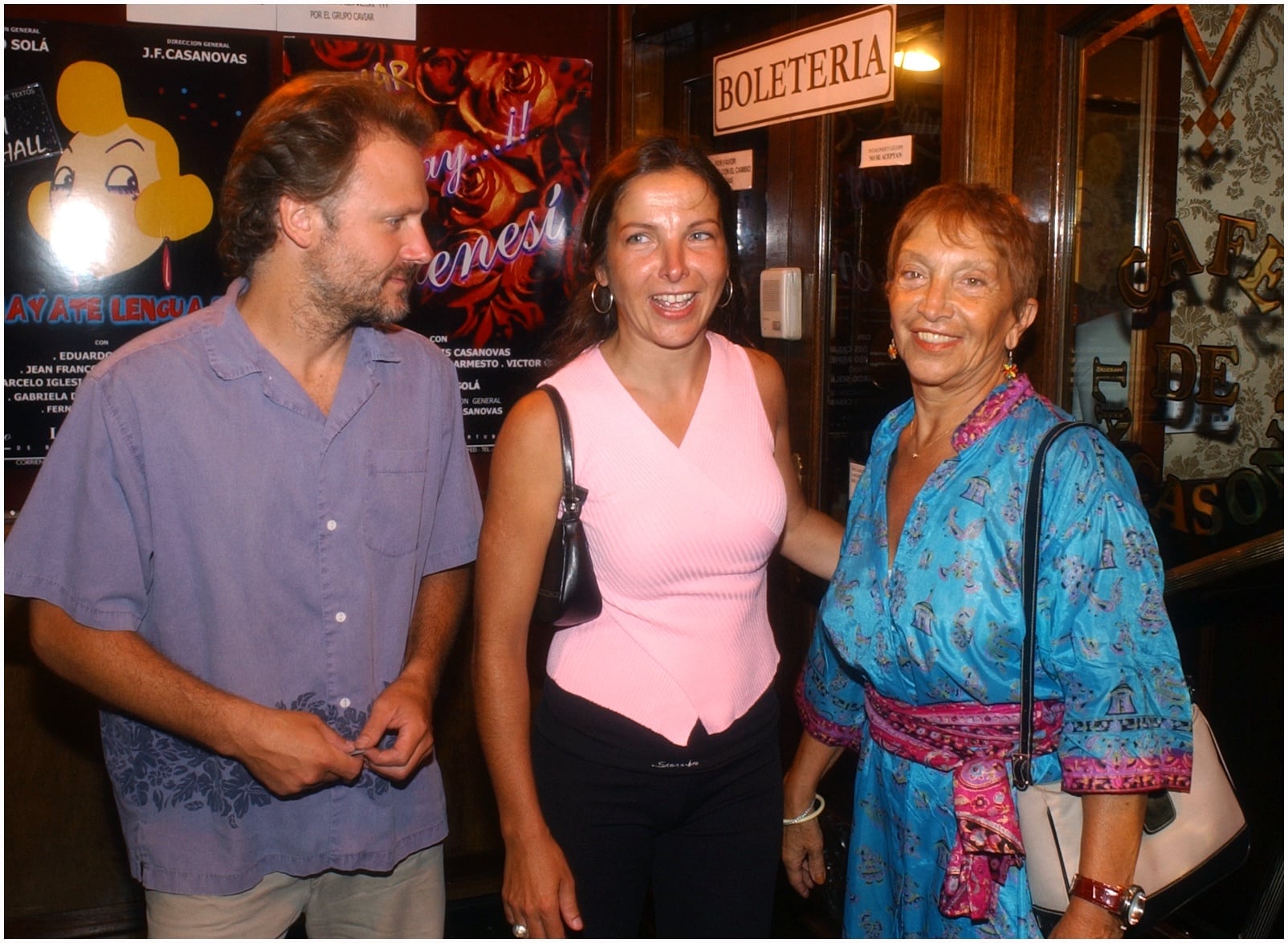 Alejandra Darín y Alex Benn con la mamá de la actriz, Reneé Roxana Darín, en enero de 2004