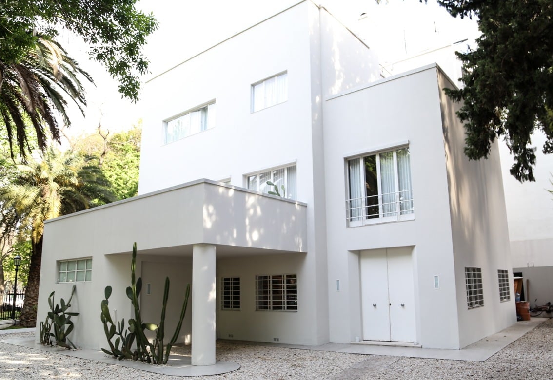 Está ubicada en Rufino de Elizalde 2831, Barrio Parque