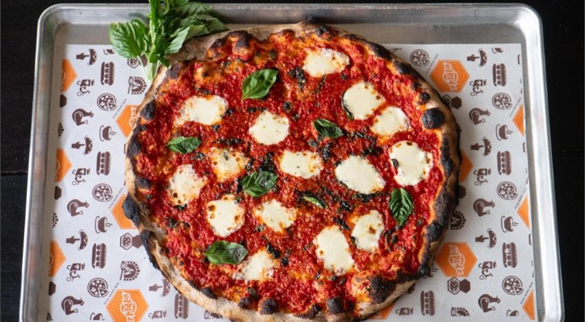 Cuánto cuesta la pizza viral de Palm Beach que Ron DeSantis fue a probar en persona