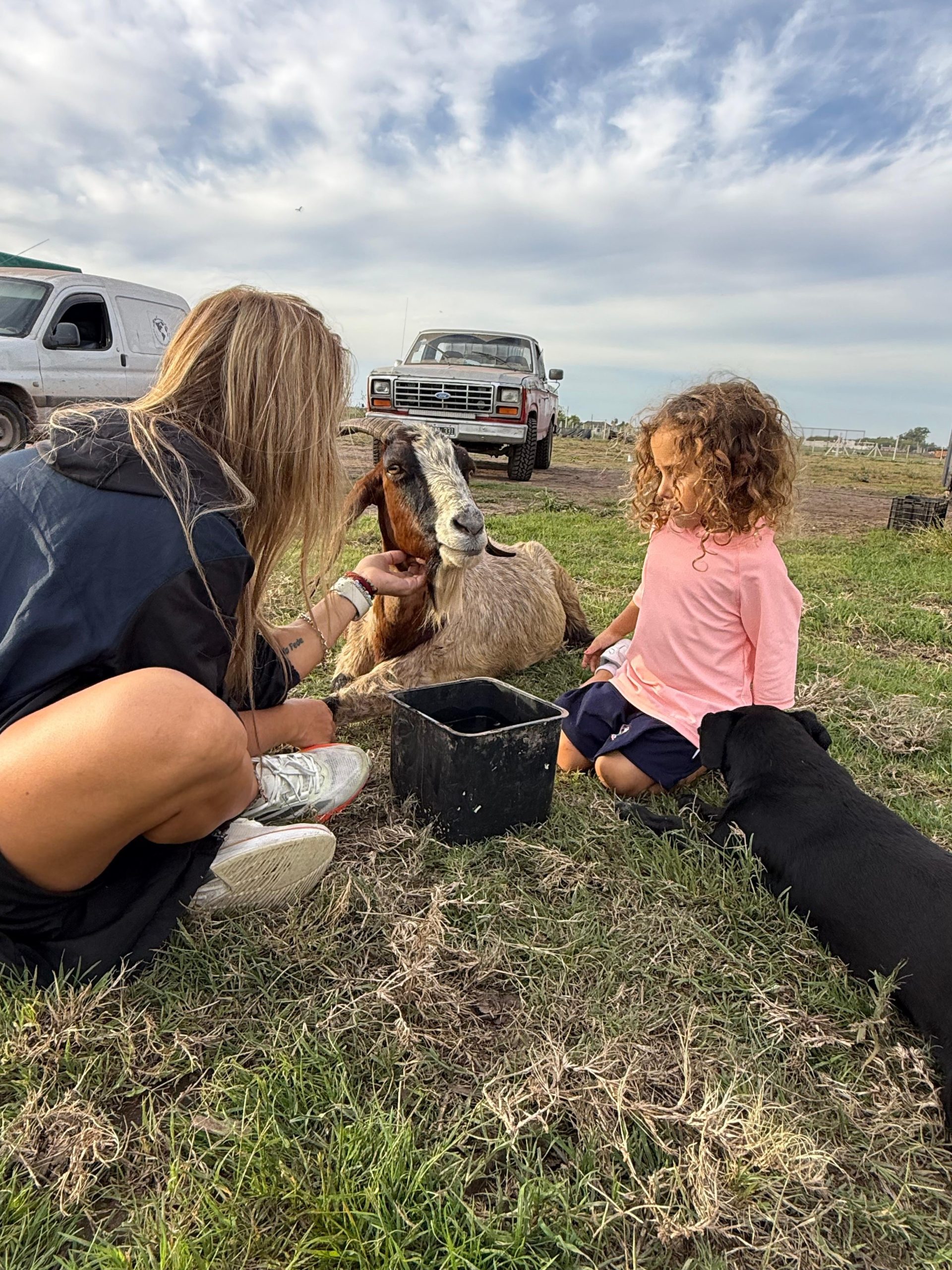 Natalia Alanis (esposa de Fernando Pieroni), Renata e India (hija de la pareja) en el predio que Fundación Planeta Vivo tiene en Buenos Aires. 