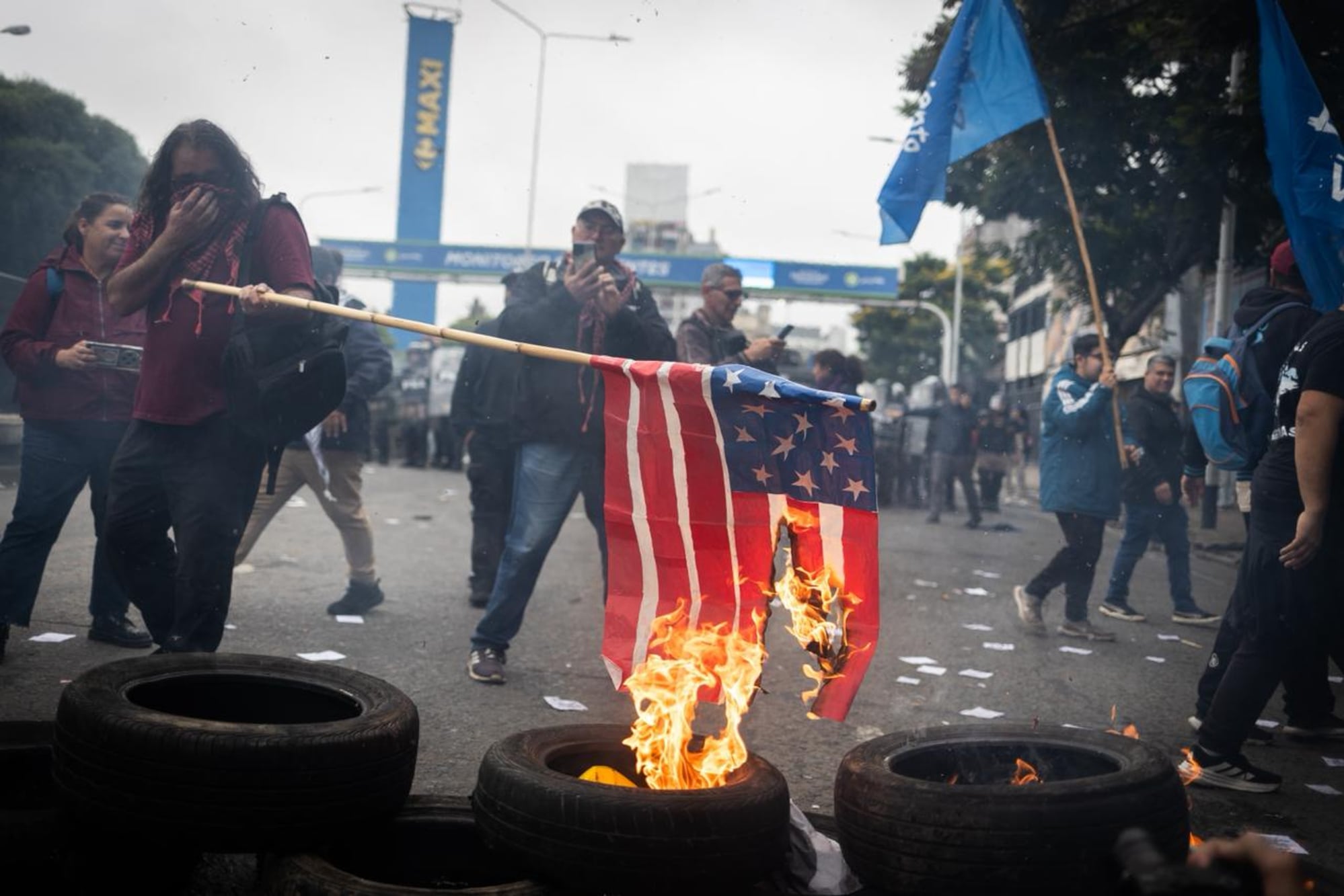 Los piqueteros incendiaron una bandera estadounidense a modo de protesta